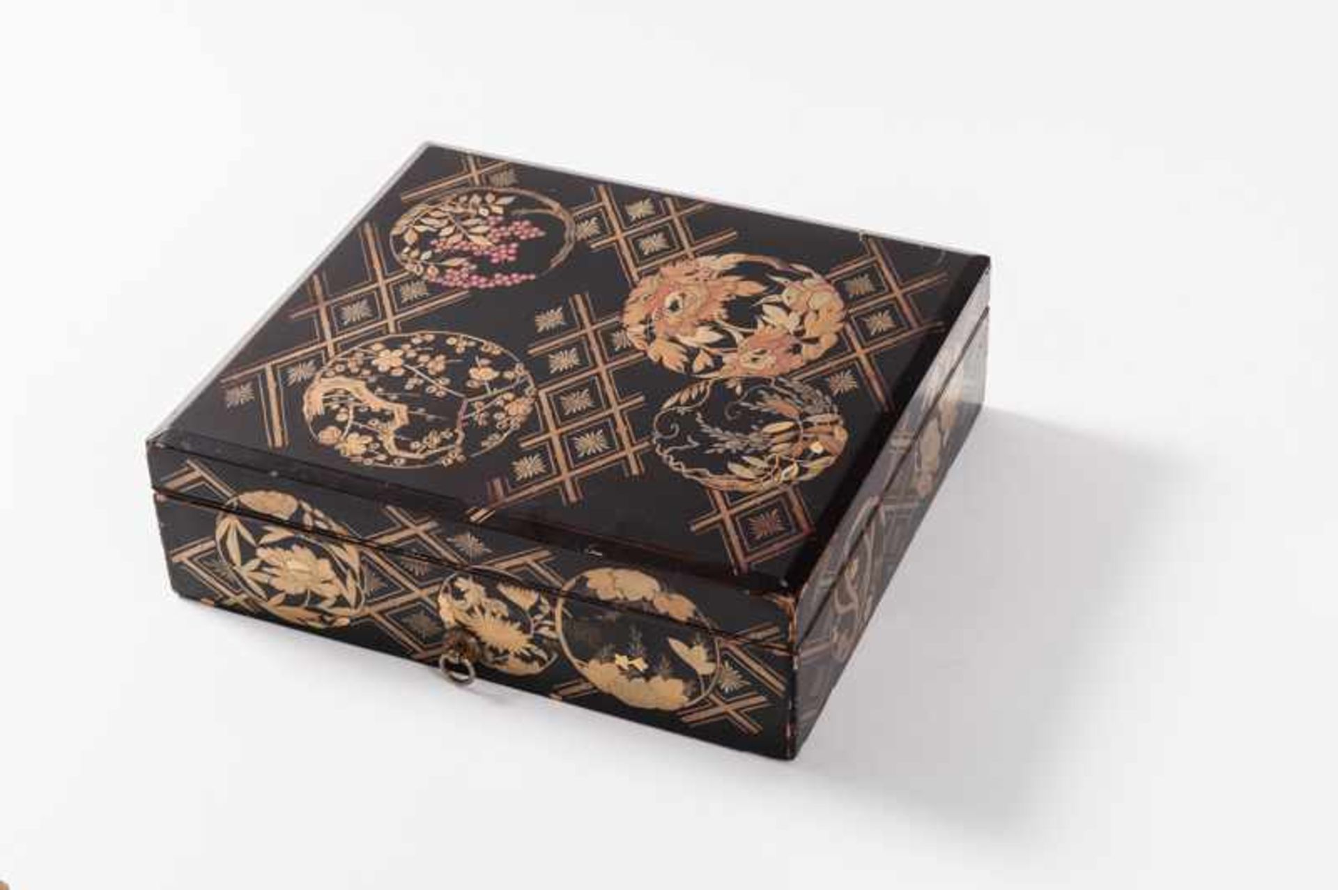 A LARGE DECORATIVE URUSHI LACQUER BOX WITH GOLD Wood, urushi lacquer. Japan, 19th cent.Condition
