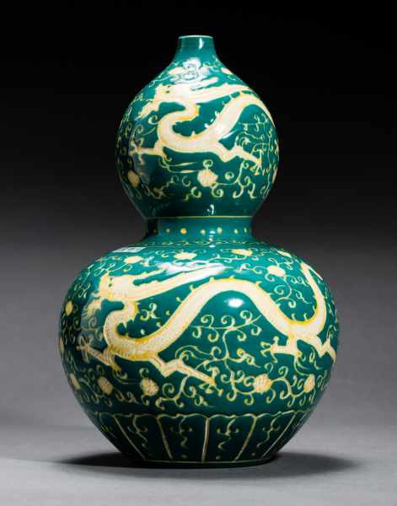 DOUBLE-GOURD-SHAPED VASE Glazed stoneware. China, The main motifs of this vase are dragons, along - Image 3 of 5