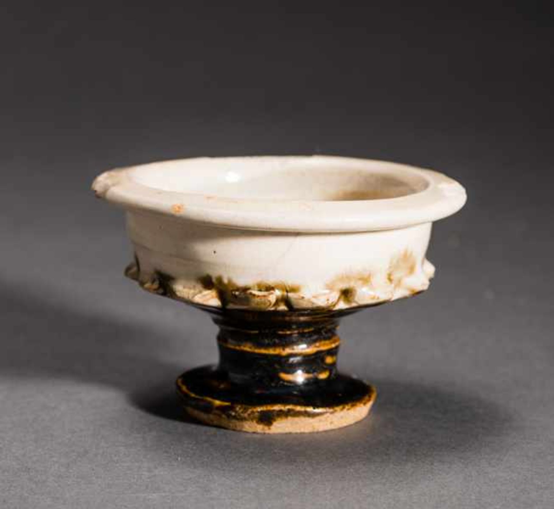 SMALL STEMWARE BOWL Glazed ceramic. China, possibly Ming (1368 -1644)Formally interesting piece. - Image 4 of 5