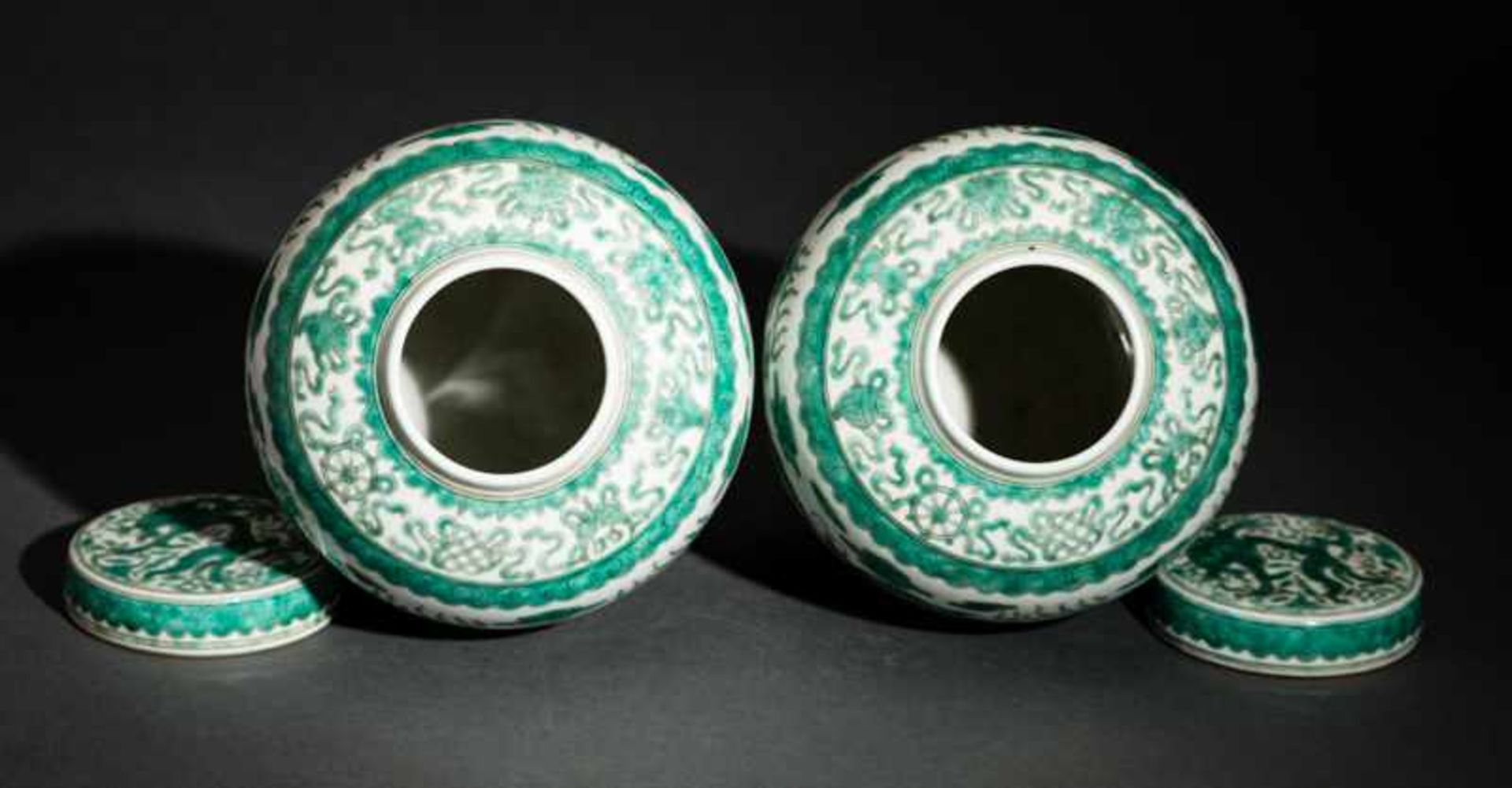 PAIR OF VASES WITH LIDS FEATURING DRAGONS AND GOOD-LUCK SYMBOLS Porcelain with enamel paint. - Bild 4 aus 4