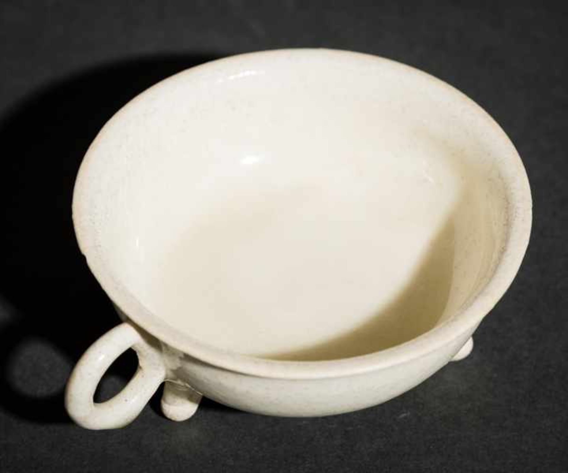 SMALL BOWL WITH HANDLE AND TRIPOD-FOOT Glazed ceramic. China, This bowl, standing on three outwardly - Image 5 of 5