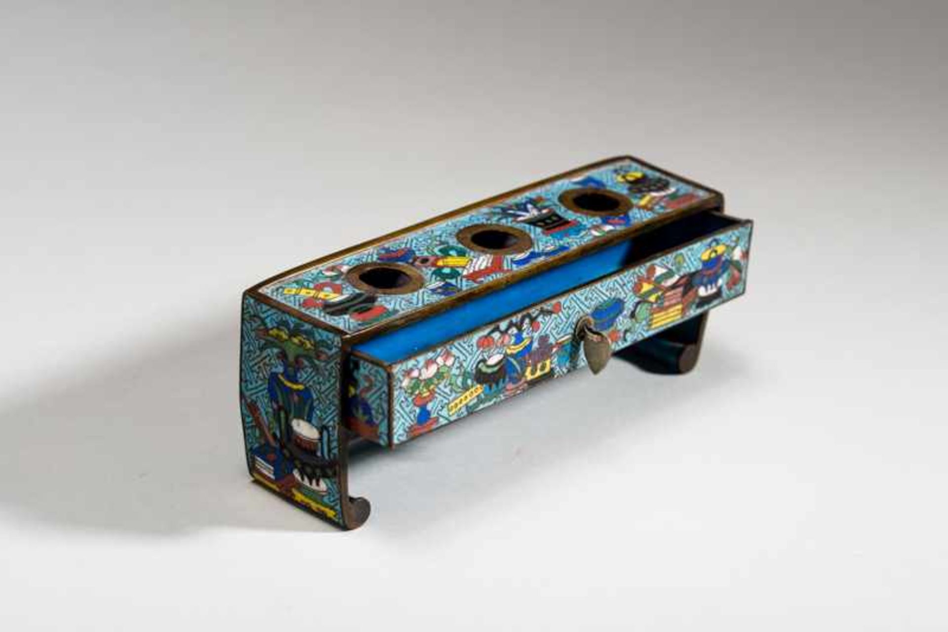 CLOISONNÉ PORTABLE TABLE FOR INK CUPS Cloisonné. China, 19th cent.Small table with „curled“ legs and - Image 3 of 7