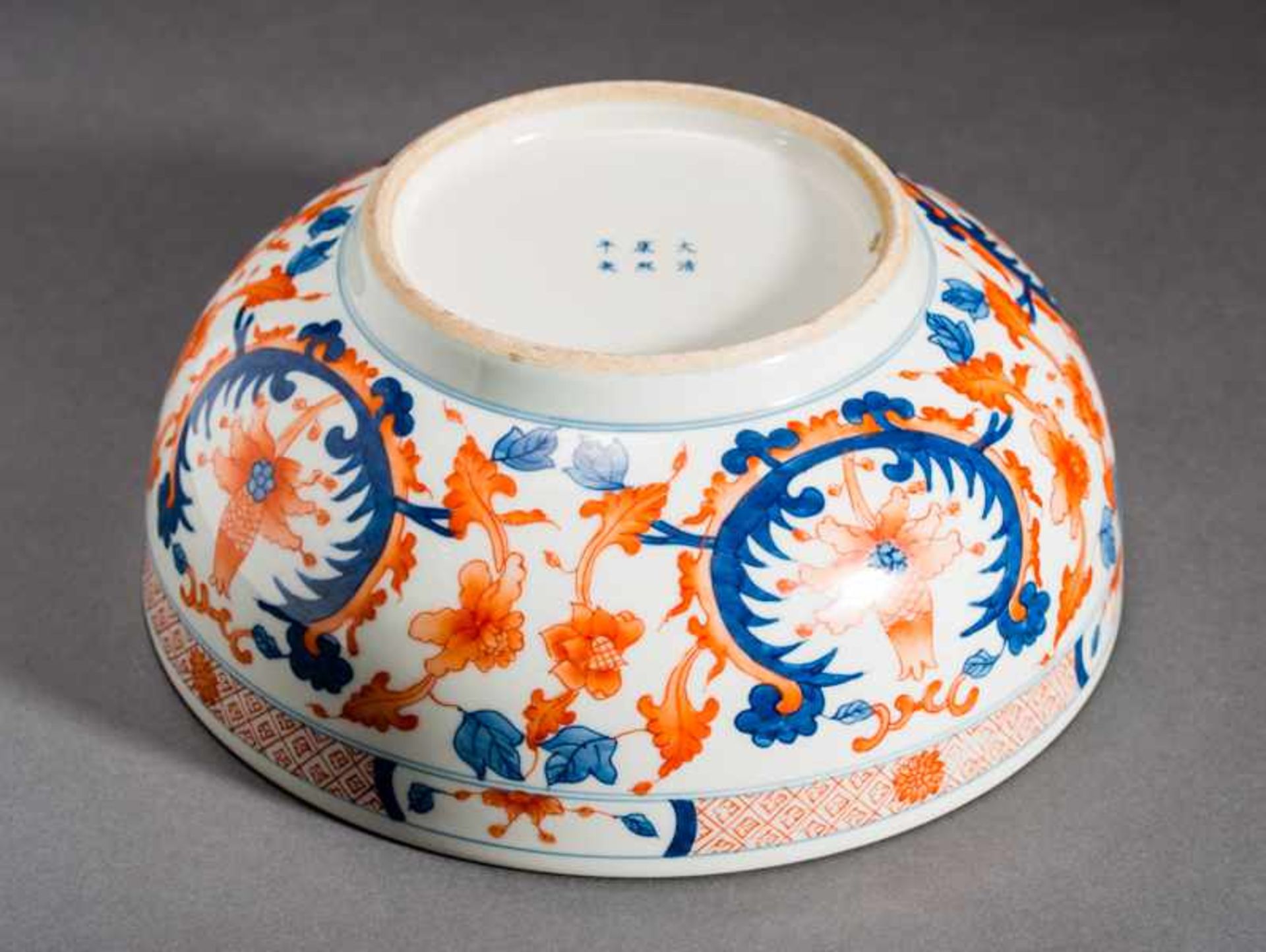 BOWL WITH LID AND FLORAL DECORATION Porcelain with blue underglaze and iron red. China, The - Bild 7 aus 7