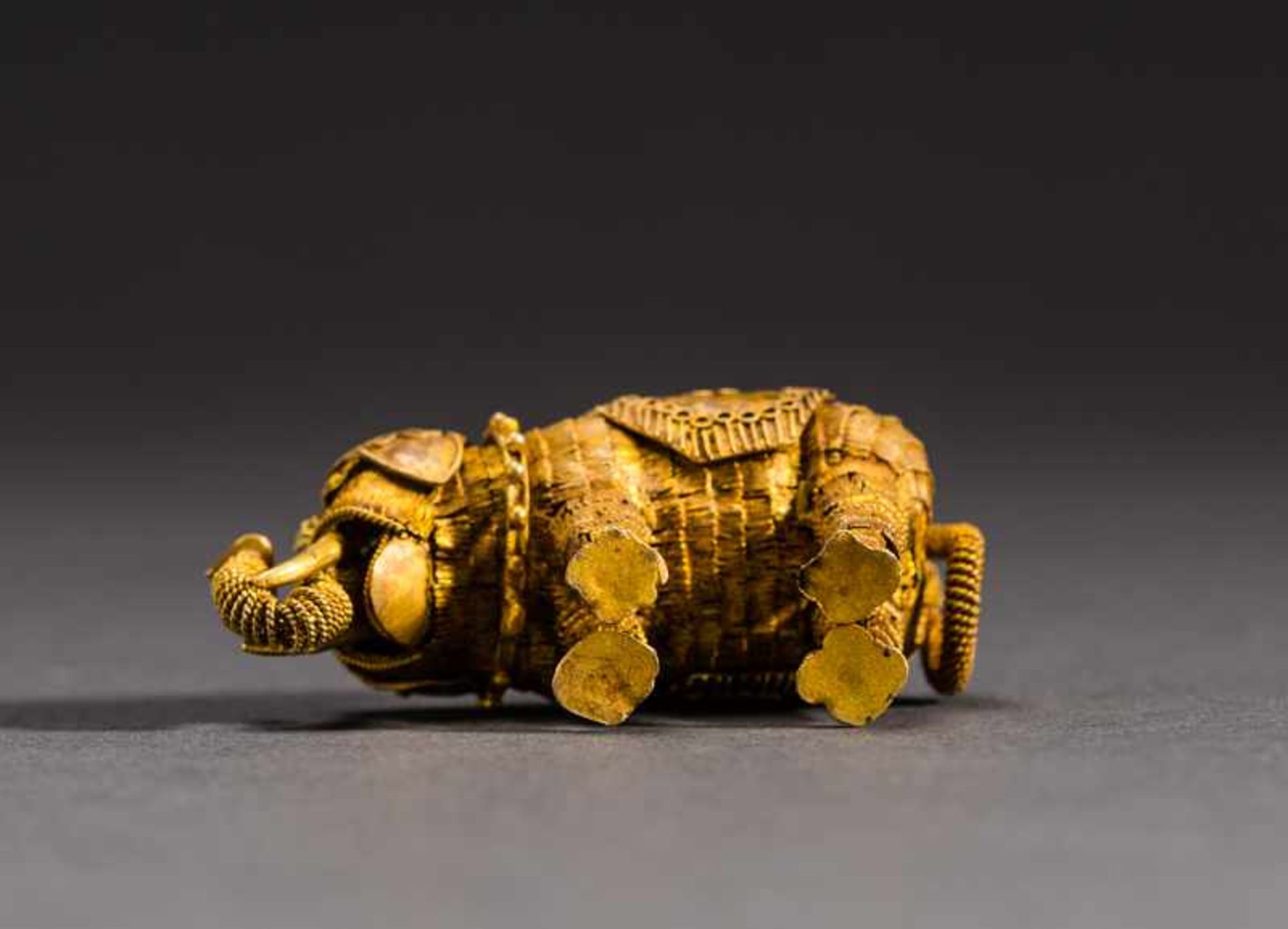 ELEPHANT Gold. China, in the style of Tang- to Liao-dynastyFinest miniature work made of gold - Bild 4 aus 5