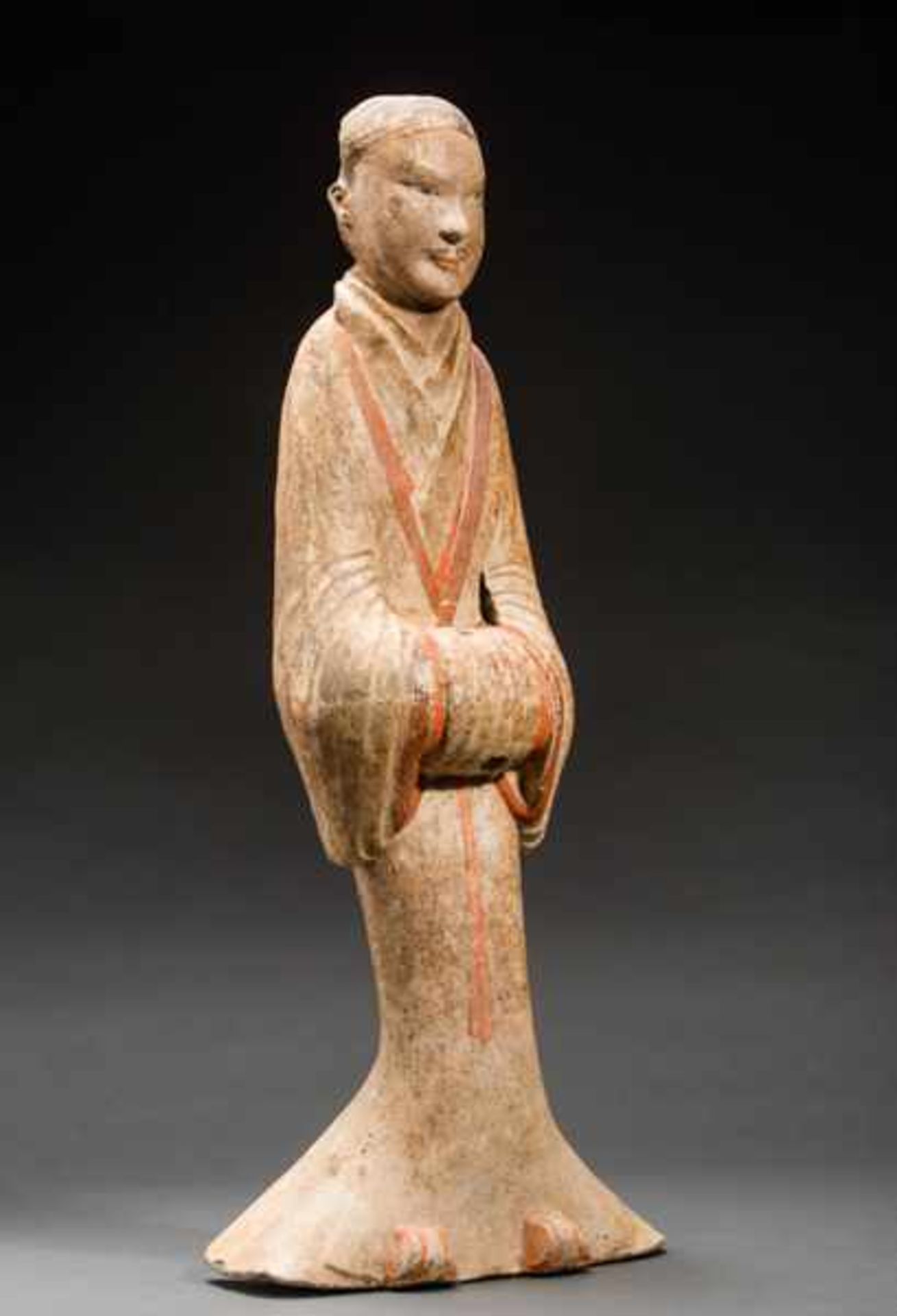 LARGE FIGURE OF A COURT SERVANT Terracotta, cold painting. China, Han-dynasty (206 BC - 220 nach), - Image 2 of 6