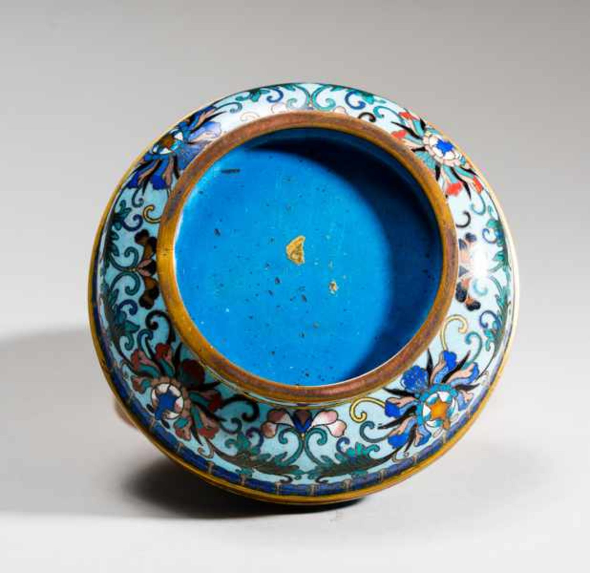 BOWL WITH LID AND CLOISONNÉ DECORATION Email and gilding. China, Qing dynasty 18th to 19th cent. - Bild 3 aus 5