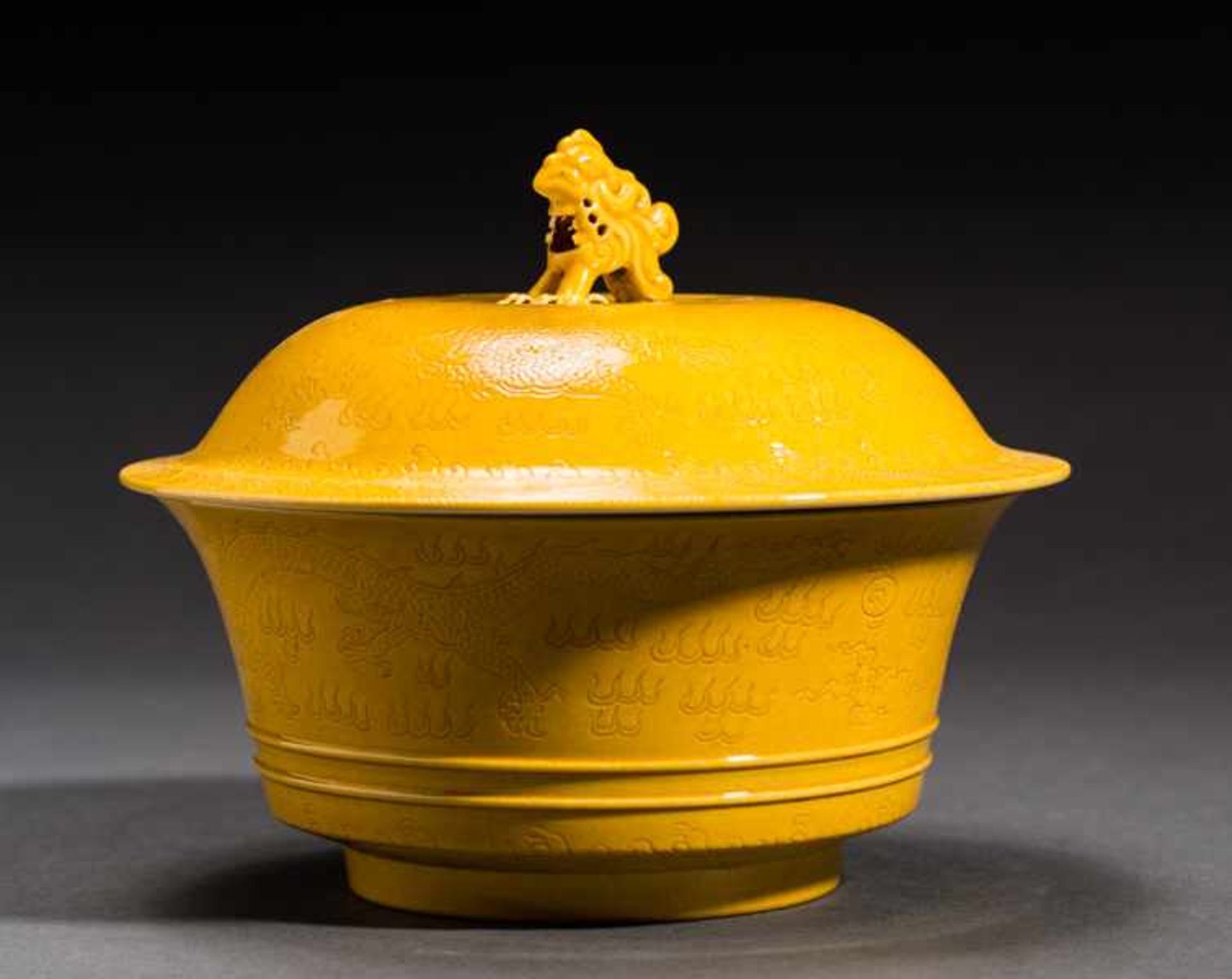 BOWL AND DRAGONS Imperial-yellow, glazed porcelain. China, On this curved bowl and the beautifully - Bild 2 aus 5