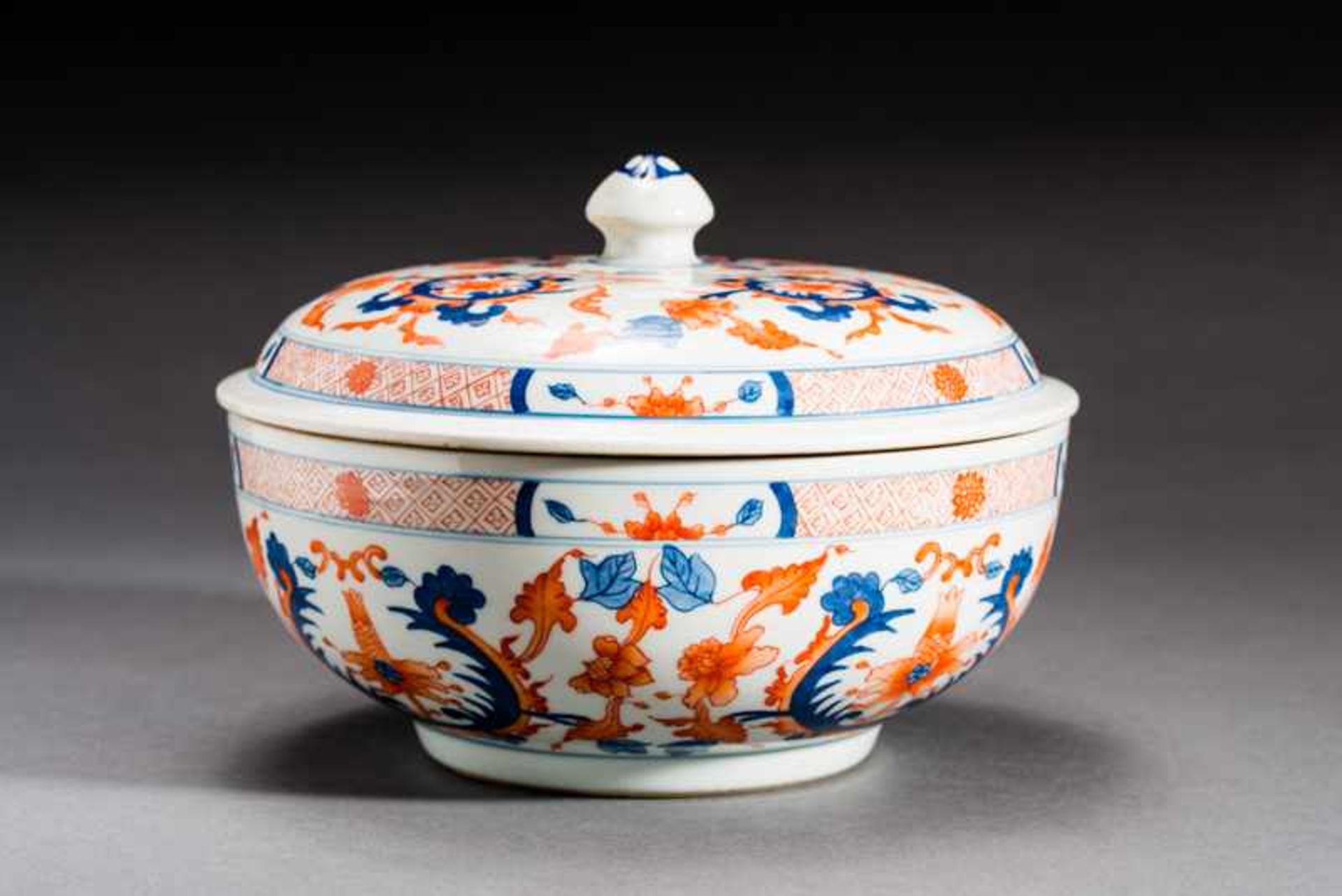BOWL WITH LID AND FLORAL DECORATION Porcelain with blue underglaze and iron red. China, The - Image 3 of 7
