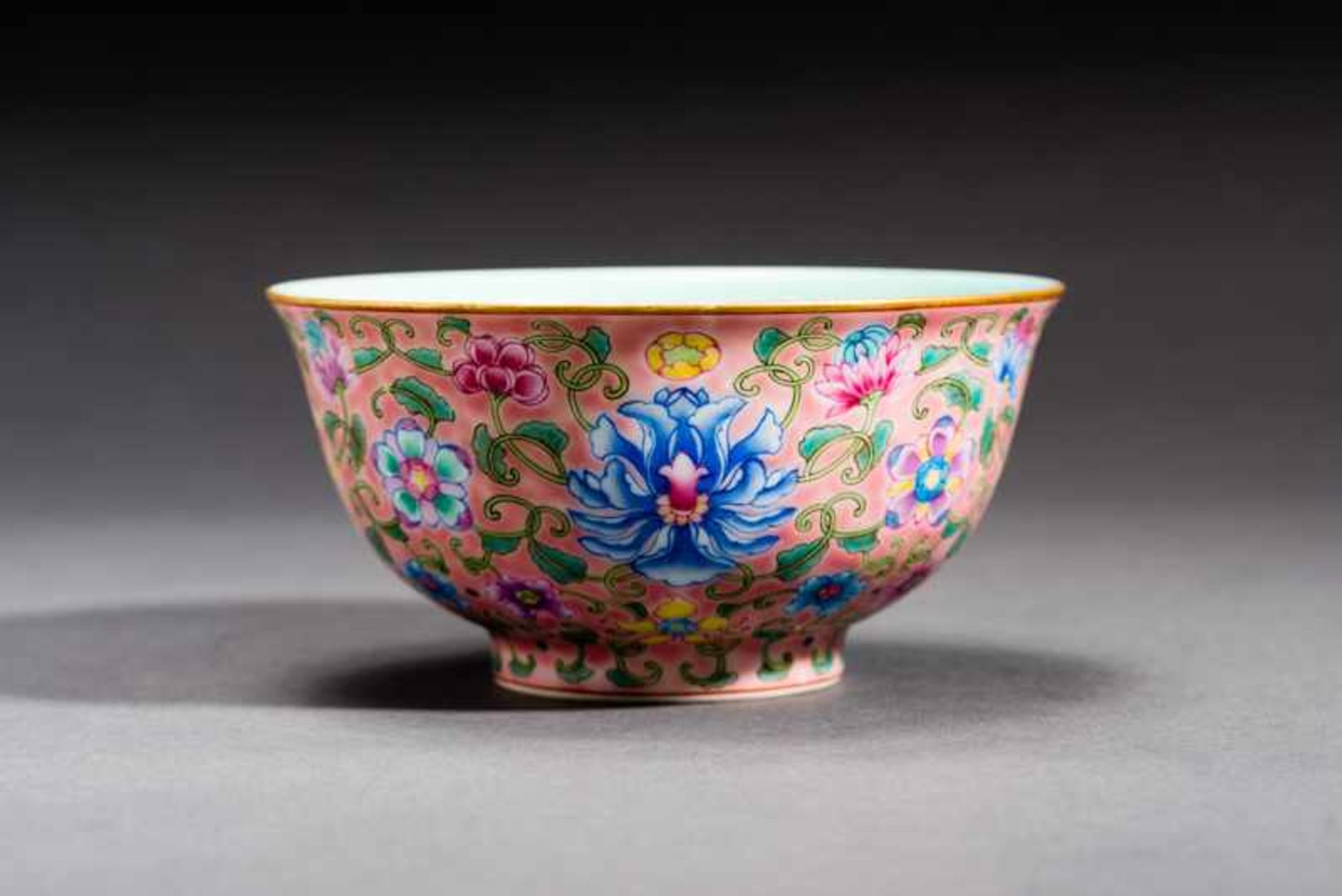 BOWL WITH LOTUS-BLOSSOM DECORATION Porcelain with enamel paint. China, Fine, curved walls, gilded - Image 5 of 5