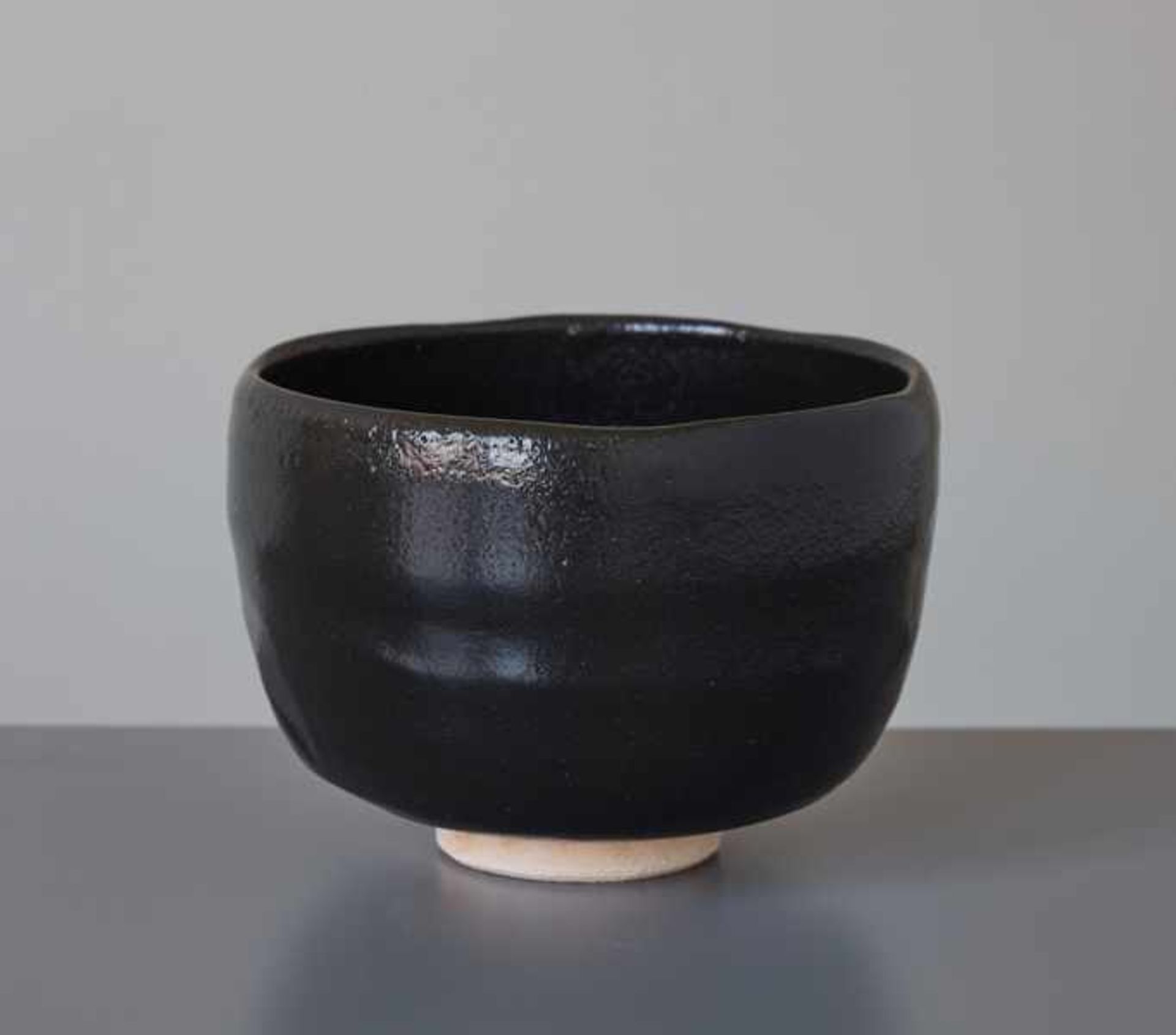 CHAWAN Glazed Raku ceramic. Japan, 2nd H. 19th cent.Deep black, glossy glaze on both interior and