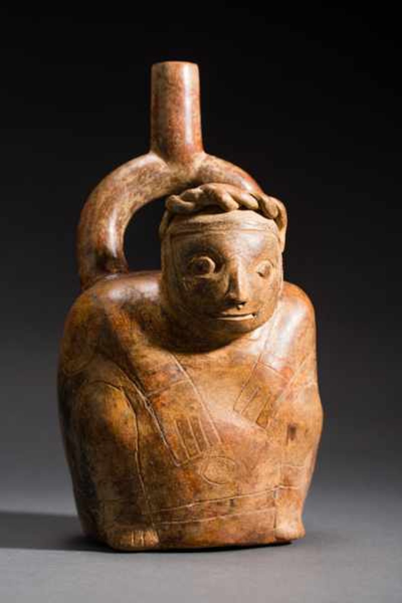 VESSEL IN THE SHAPE OF A SEATED MAN Terracotta. Chavin, ca. 500 anteHumped, squatting man holding - Image 2 of 7