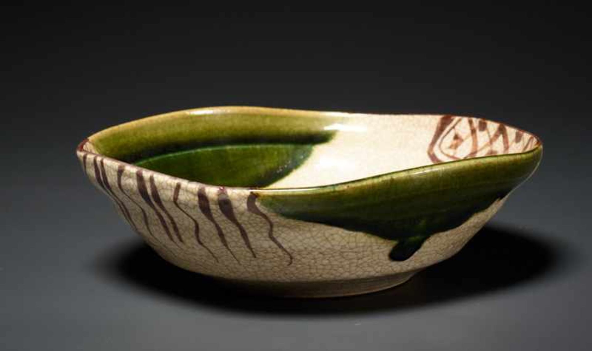 BOWL Glazed Oribe ceramic. Japan, Meiji to ShowaRound form, toward the rim lightly edged like a - Image 3 of 5