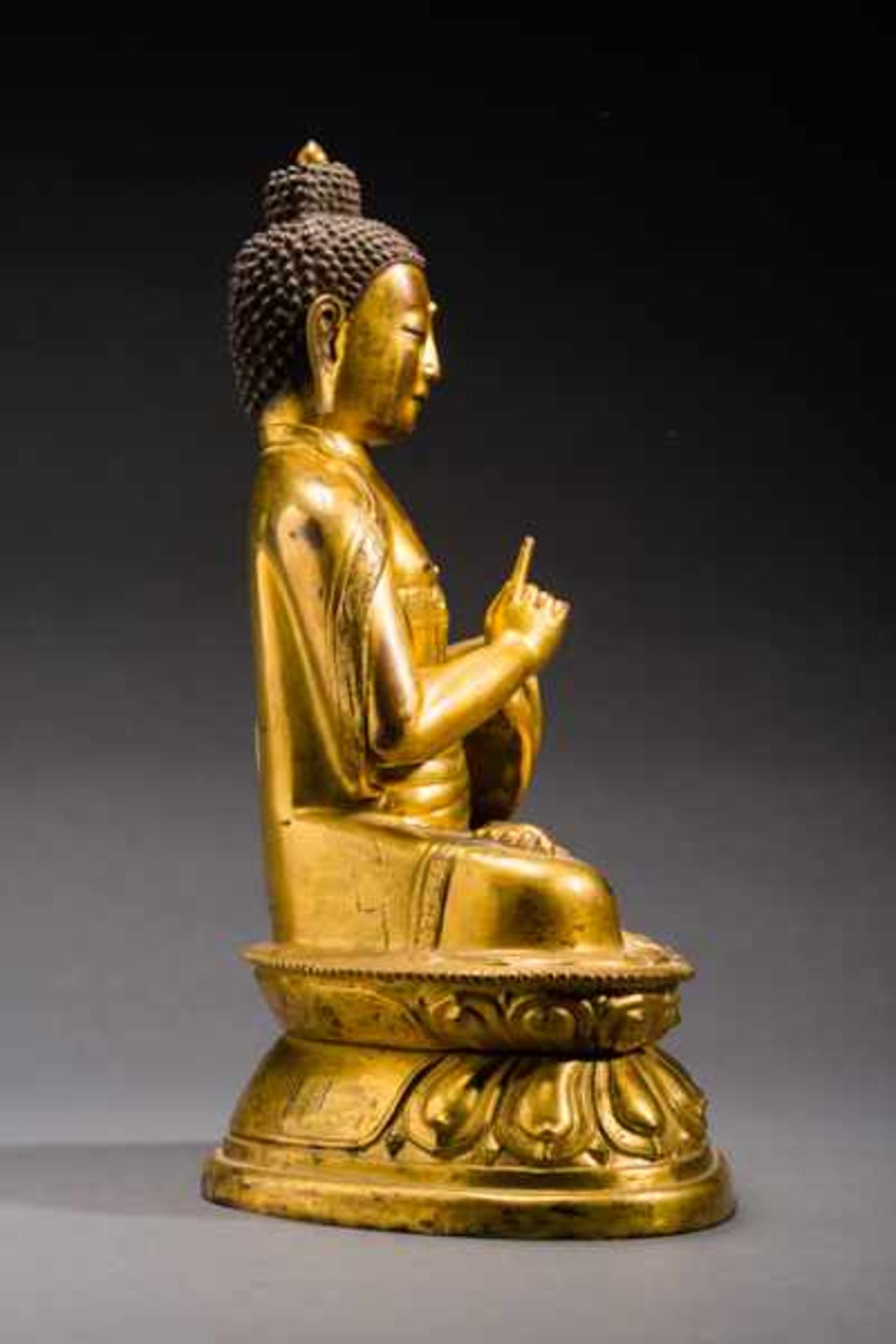 THE TRANSCENDENT BUDDHA VAIROCANA Fire-gilded bronze. Sino-Tibetan, style of Yongzheng – Kangxi- - Bild 4 aus 6