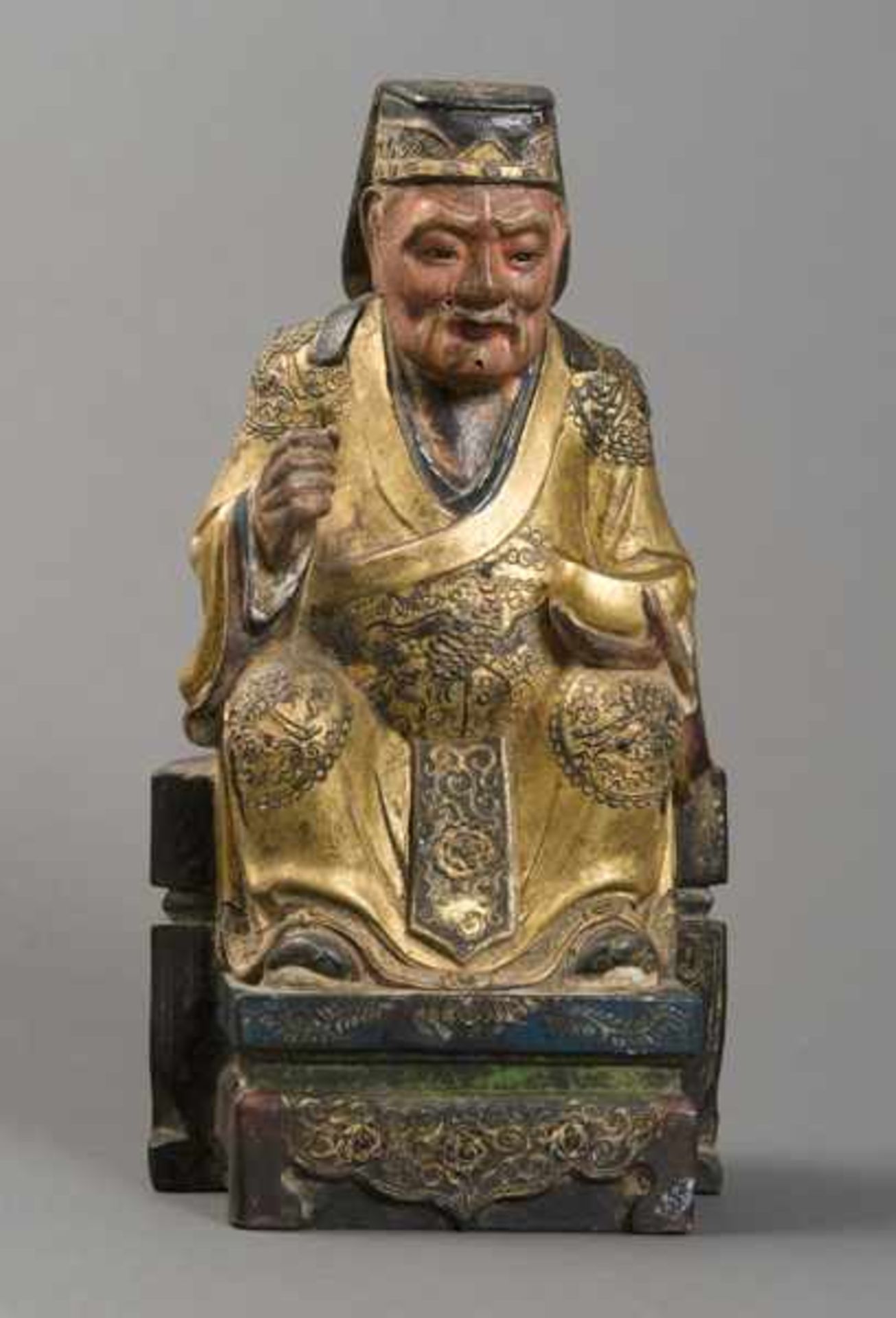 IMPERIAL DIGNITARY ON A THRONE Wood with gilding. China, Qing-dynasty (1644-1911)Tiered throne