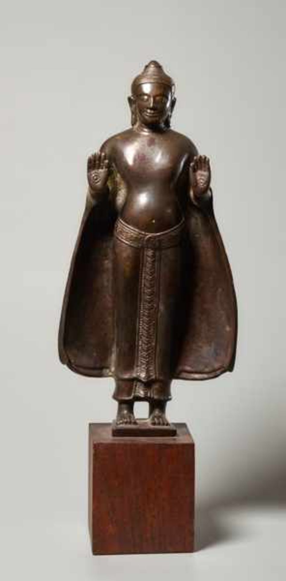STANDING BUDDA GUARANTEEING PROTECTION Bronze. Südostasien, possibly 19th / 20th cent.Both large - Image 2 of 5