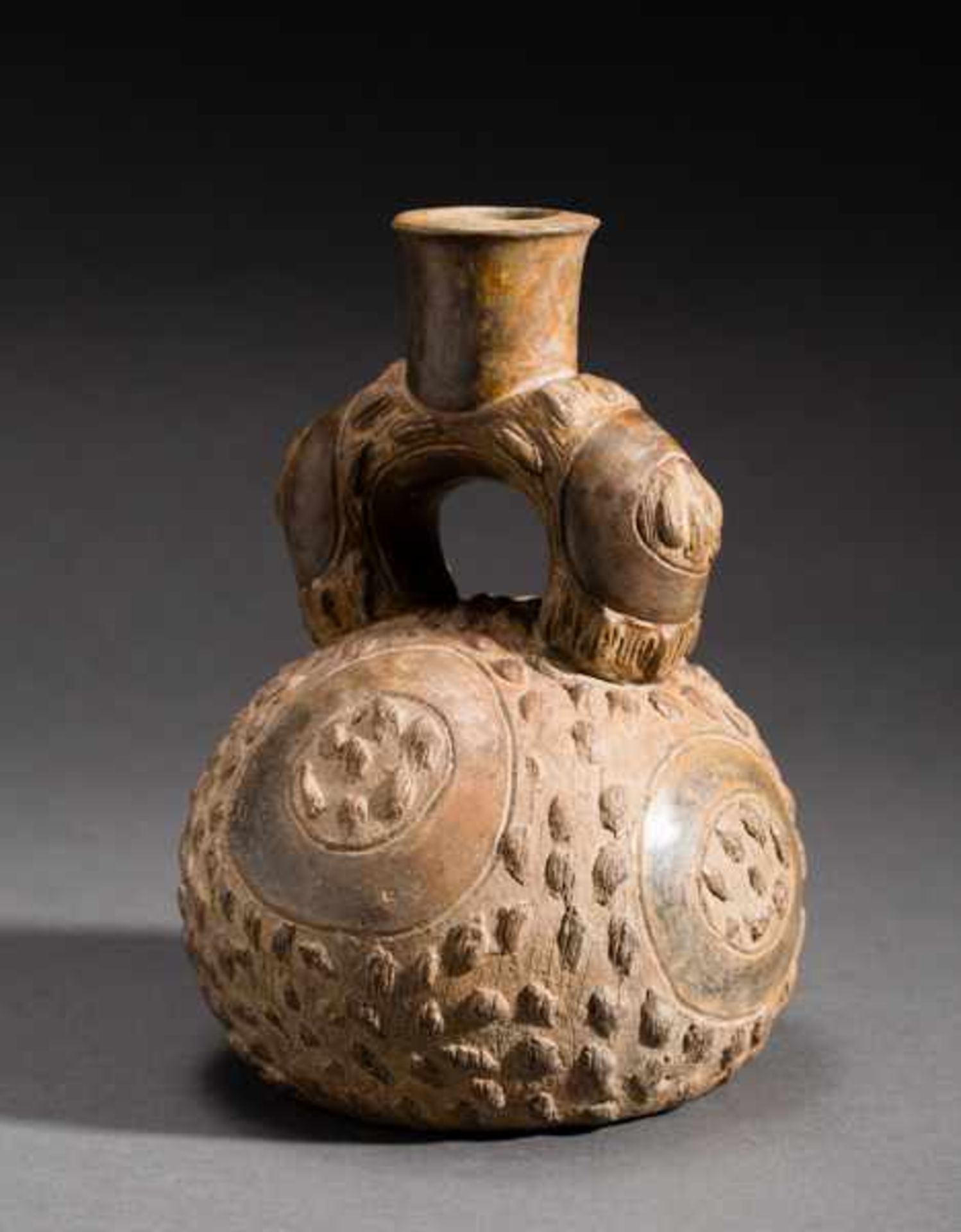 STIRRUP VESSEL WITH ETCHING AND NUBBED DECORATION Terracotta. Chavin, ca. 500 anteSpherical vessel - Image 3 of 4