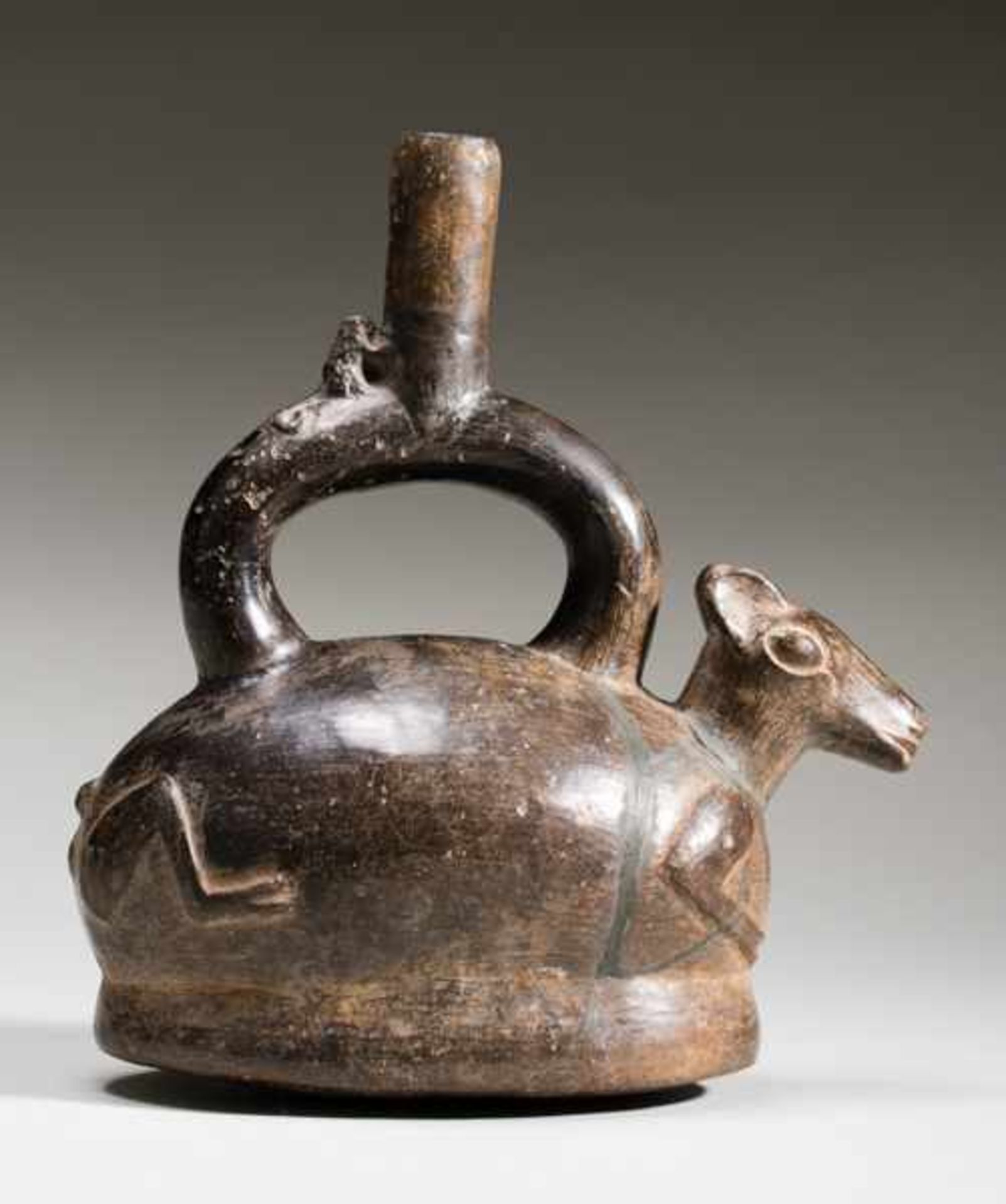 VESSEL IN THE SHAPE OF A LAMA Terracotta. Chimu, Peru, ca. 1000 - 1200This oval vessel has the shape - Image 2 of 6