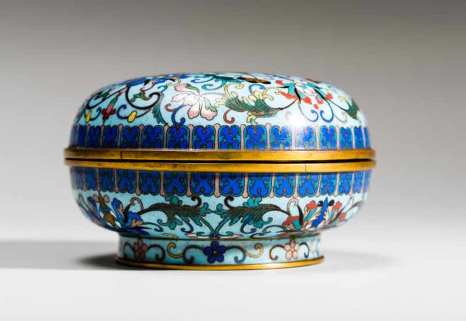 BOWL WITH LID AND CLOISONNÉ DECORATION Email and gilding. China, Qing dynasty 18th to 19th cent. - Bild 5 aus 5