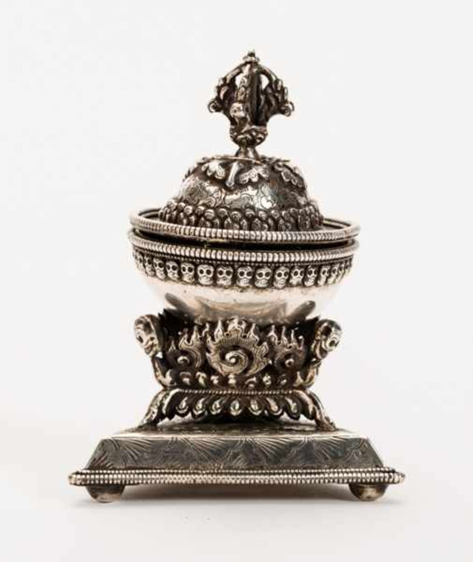 SKULL BOWL WITH VAJRA ON A STAND Silver and repoussé. Tibet, 19th cent. /first hold of 20th cent.A - Image 3 of 5
