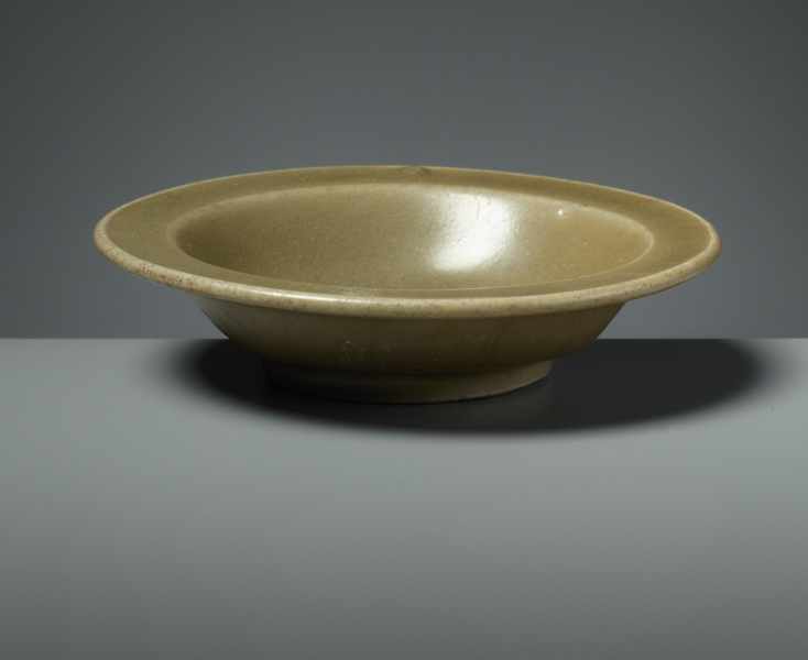 SMALL, FLAT BOWL Glazed ceramic. China, Southern Song to Yuan, ca. 12th -13th cent.Typical - Image 4 of 5