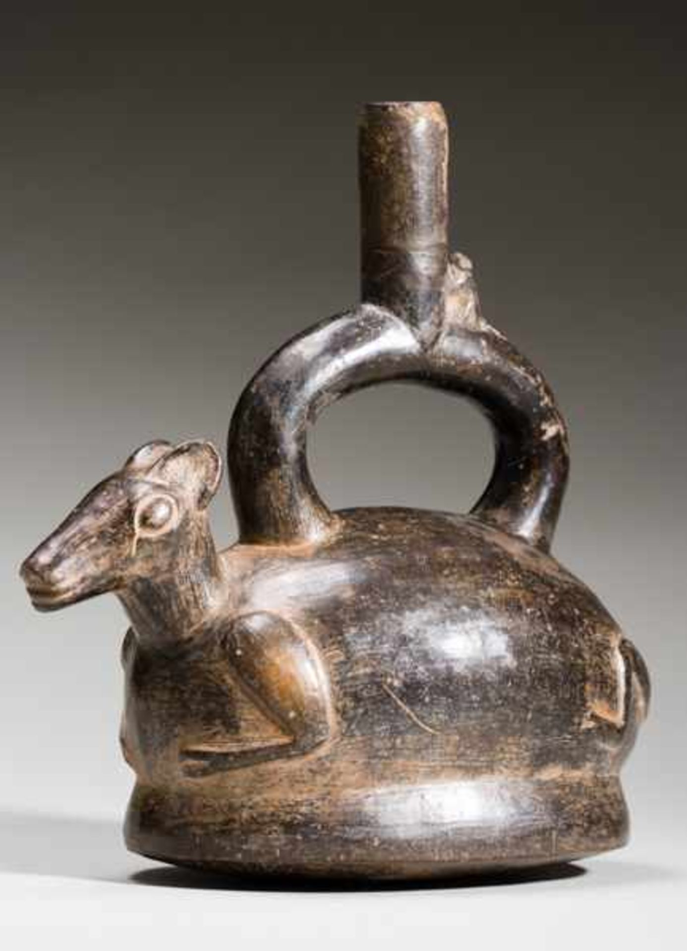 VESSEL IN THE SHAPE OF A LAMA Terracotta. Chimu, Peru, ca. 1000 - 1200This oval vessel has the shape - Image 3 of 6