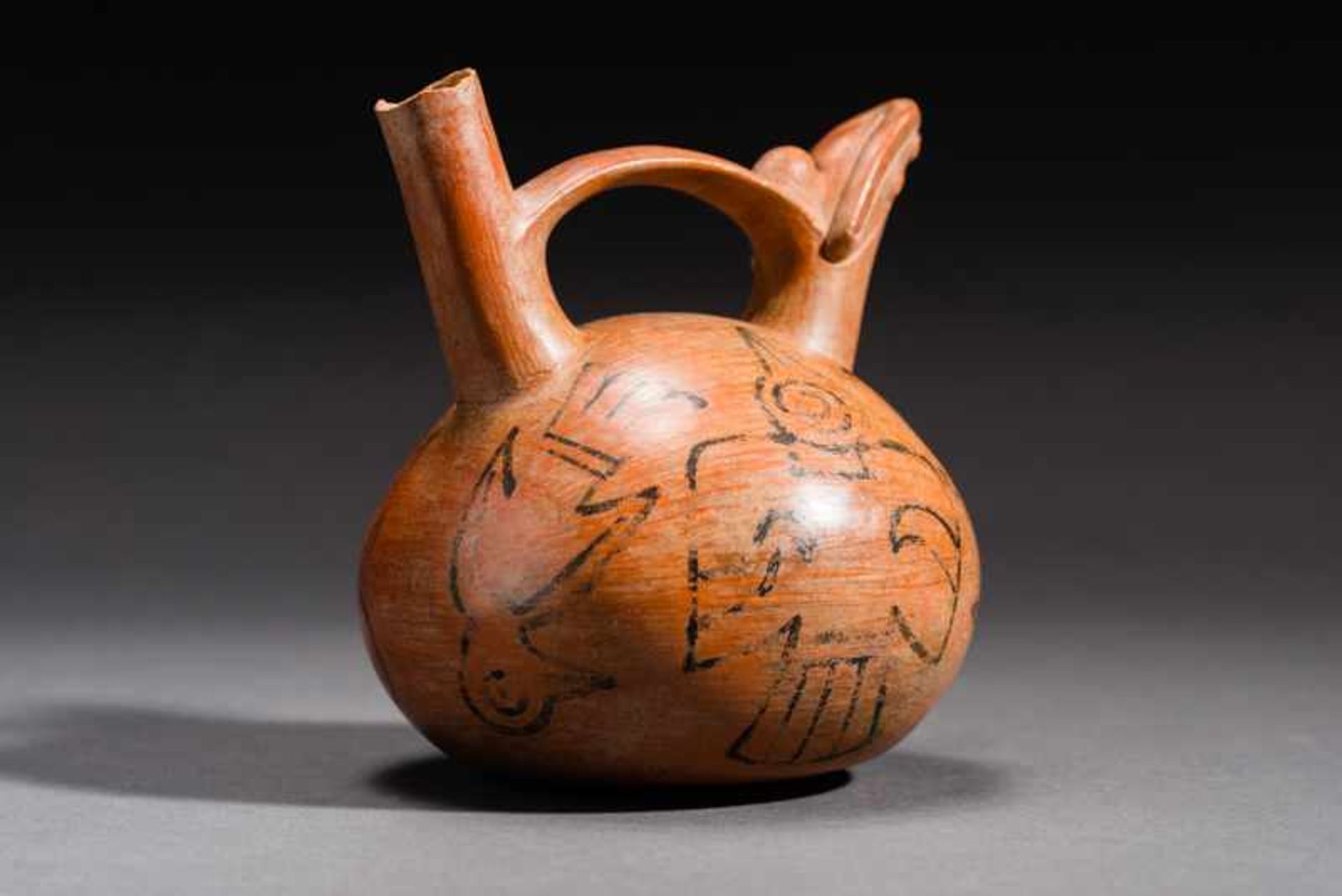 PIPE VESSEL WITH AVIARY DECORATION Terracotta and pain. Salinar, ca. 300 anteSpherical vessel with a