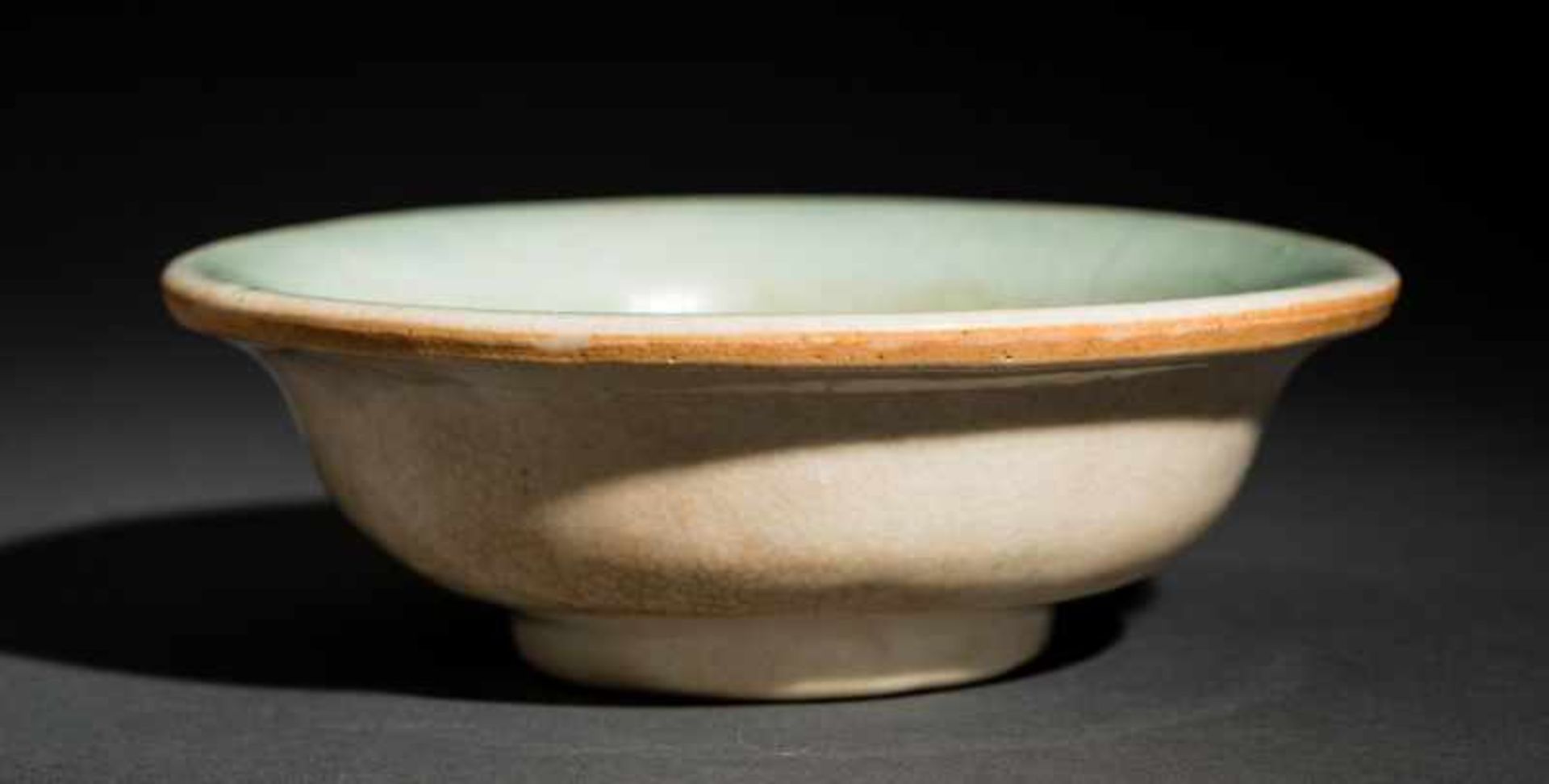 BOWL WITH CRAQUELURE Glazed ceramic. China, Yuan to MingSolidly built body with curved walls and - Image 4 of 4