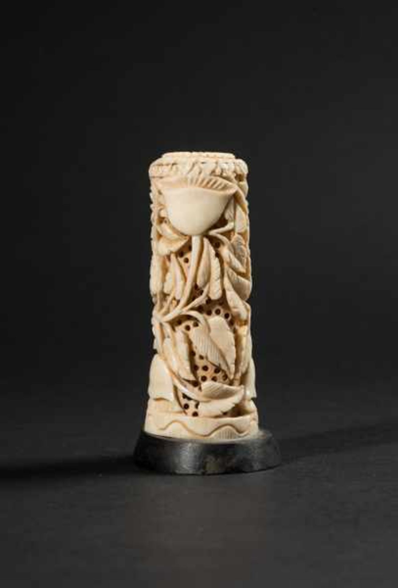 HANDLE WITH OPEN-WORK DECORATION Ivory. China, 19th cent.This piece, mounted on a base, is in the - Image 3 of 5