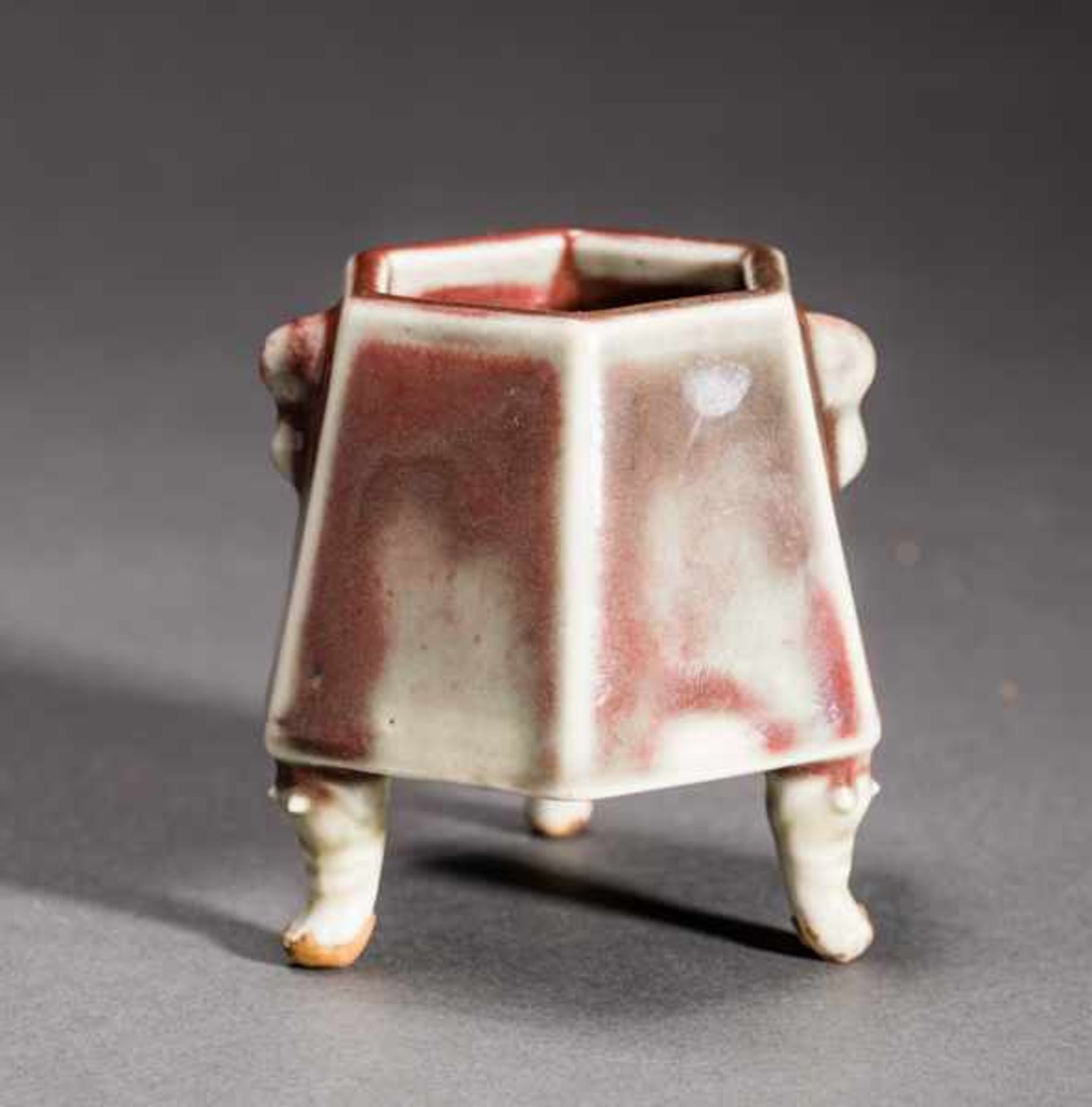 THREE-FOOTED CUP Porcelain. China, Qing dynasty (1644-1911)Very attractive, small vessel with a - Image 4 of 5