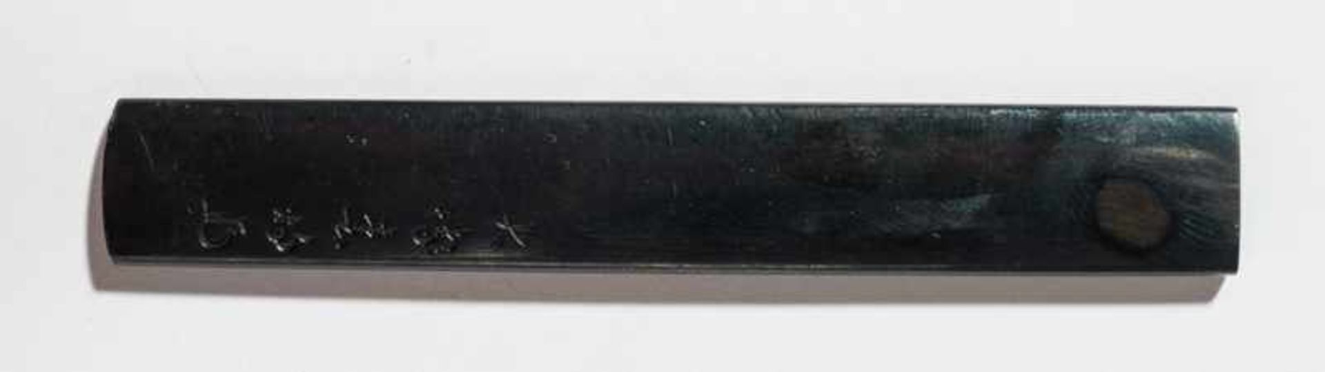 UME BLOSSOMS Shakudo. Japan, 19th cent.Shakudo kozuka decorated with six stylized and prune blossoms - Image 2 of 2