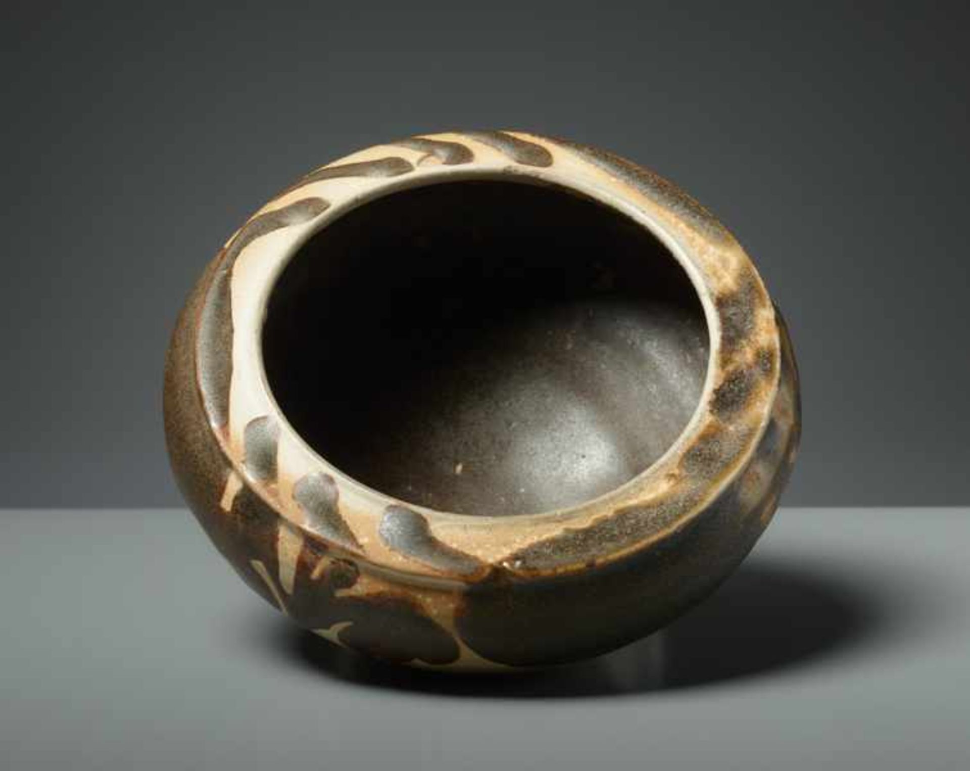 SMALL BOWL Glazed ceramic. China, Ming to Qing dynastyThe small bowl, a water container for the - Image 4 of 5