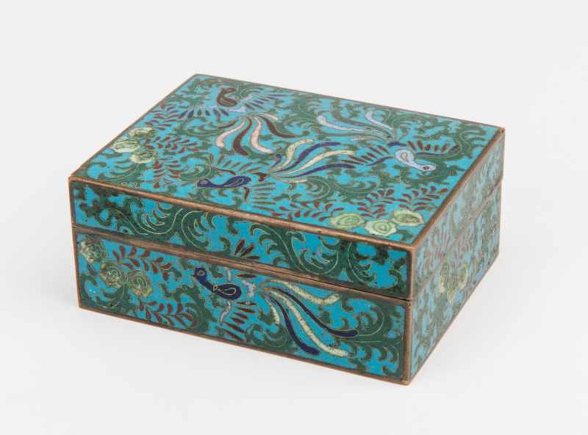 BOX WITH COVER HOLDING PHOENIXES Enamel cloisonne. China, Qing dynasty (1644-1911)A rectangular - Bild 2 aus 4