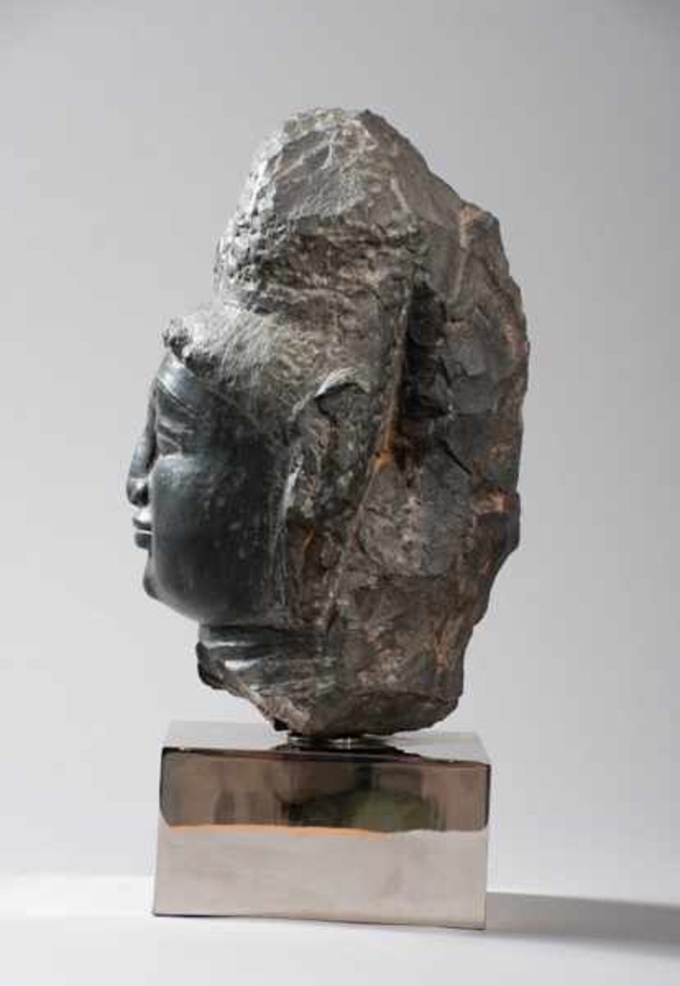 VERY RARE HEAD OF SHIVA Black stone. India, Gahadavalla, ca. 12th cent.Strikingly shaped head of the - Image 4 of 8