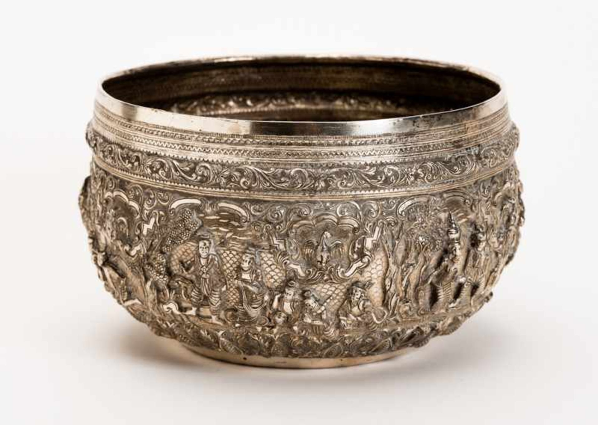 DEEP DECORATIVE BOWL WITH FIGURATIVE SCENCES Copper alloy, silver-plated. Burma, first half of - Image 4 of 6