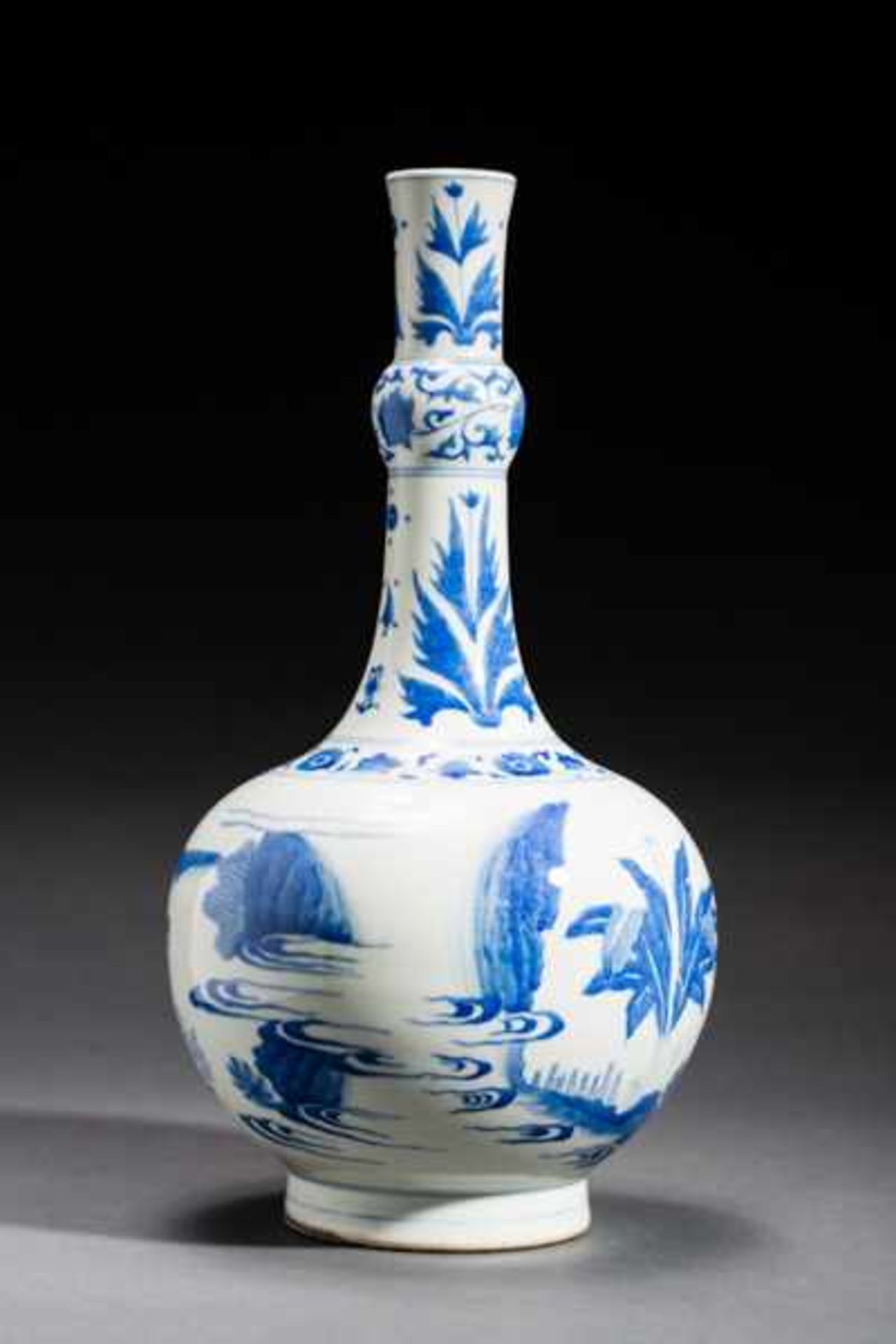 LONG-NECKED VASE WITH COURTLY SCENE AND BLOSSOMS Porcelain with cobalt-blue painting. China, On - Image 3 of 4