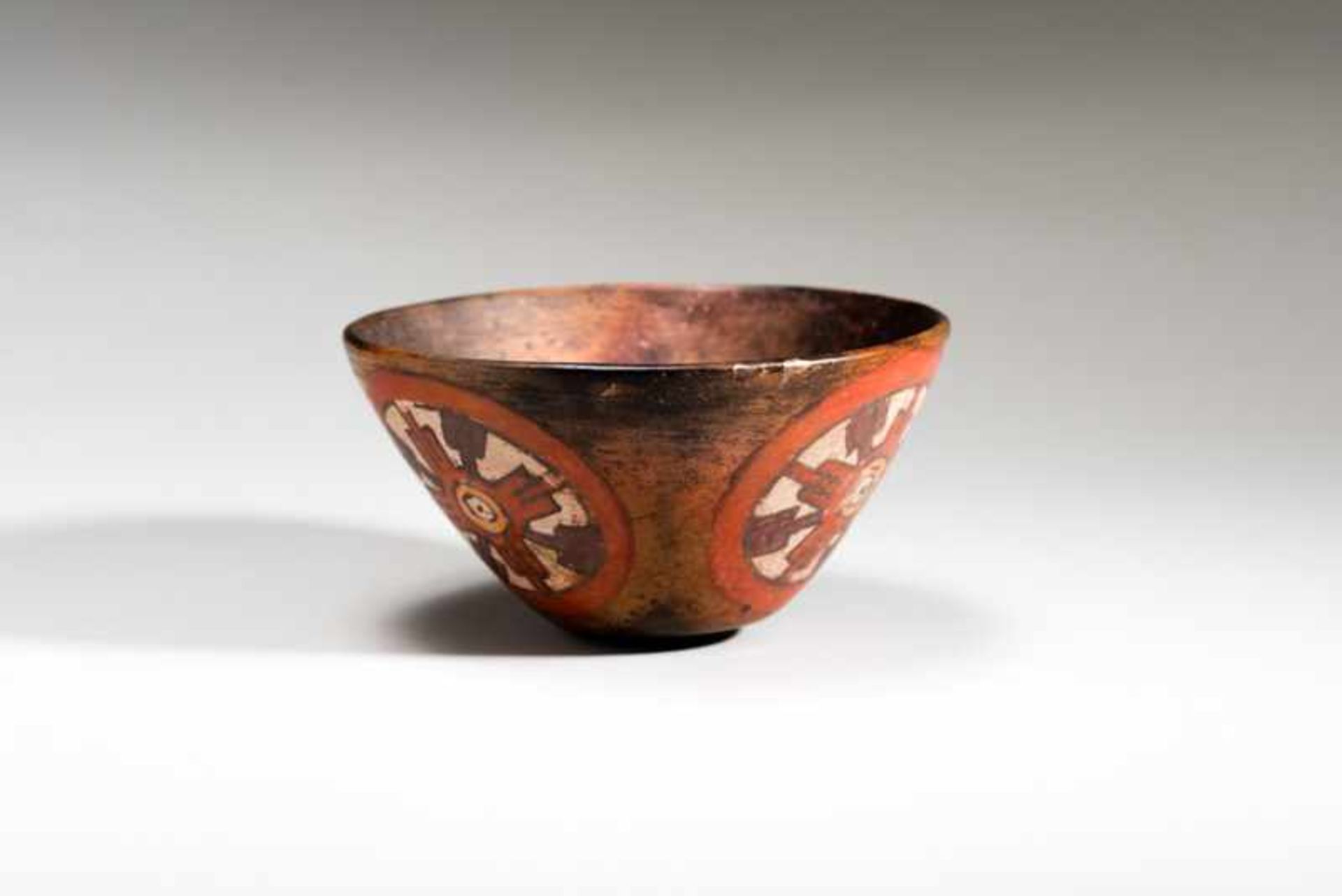 DEEP DRINKING DISH Painted terracotta. Nazca, Peru, ca. 400 - 600Small, slightly arched bottom - Image 2 of 4