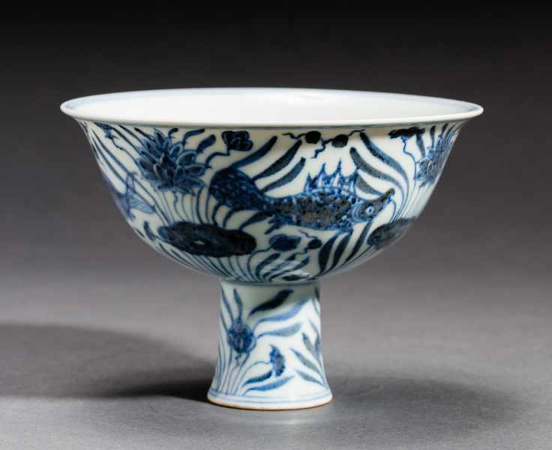 BOWL WITH EXTENDED BASE, FISH AND LOTUS Porcelain with cobalt-blue painting. China, This curved bowl - Image 4 of 7