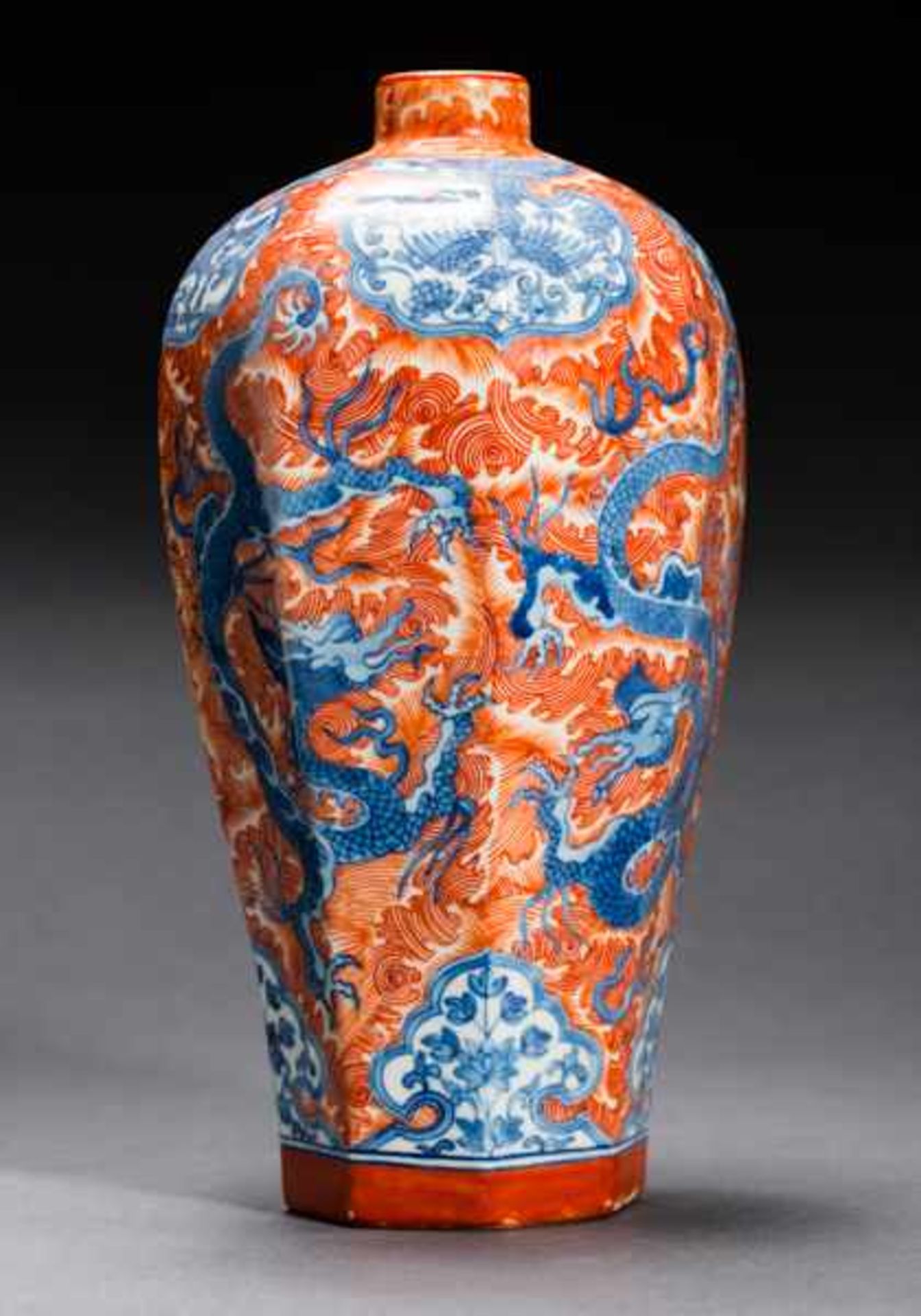 MEIPING VASE WITH DRAGONS Porcelain, white-blue and iron red. China, Angular, octagonal Meiping form - Image 3 of 5