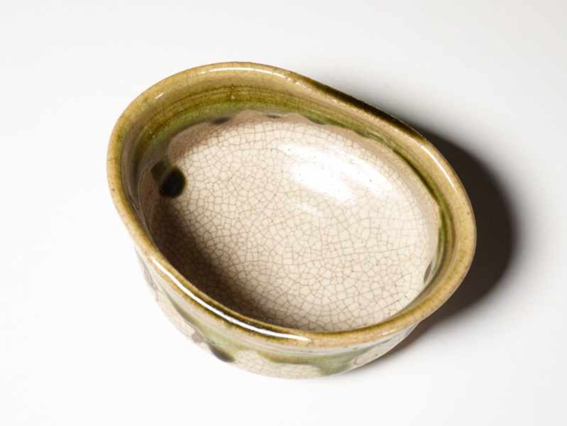 OVAL BOWL Glazed Oribe ceramic. Japan, ca. Meiji to laterThe ring-shaped foot with flue coil - Image 2 of 5