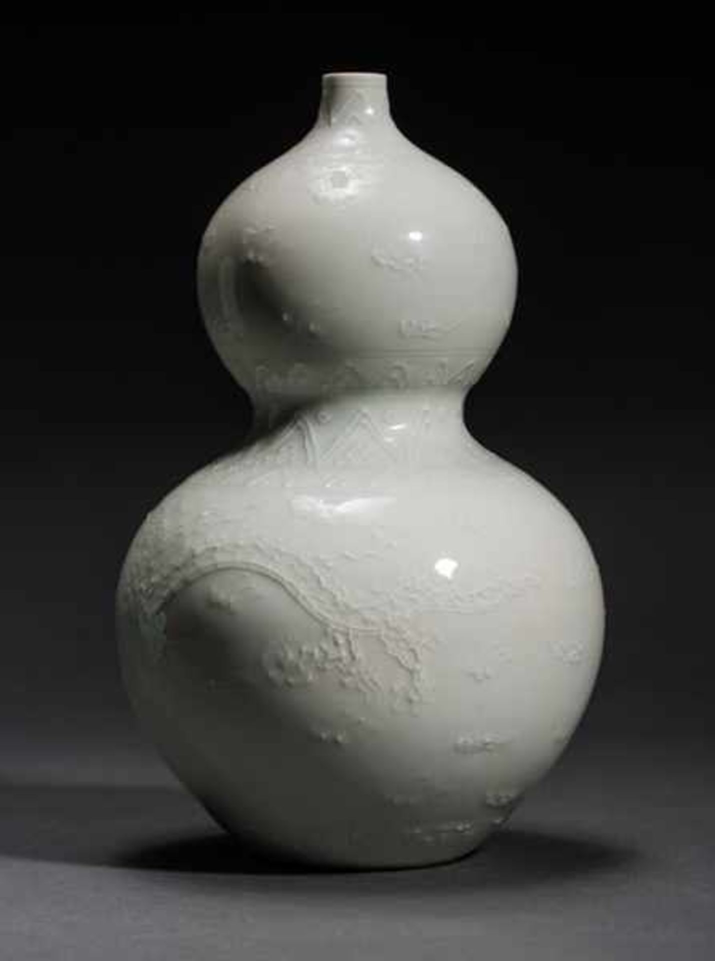 DOUBLE-GOURD-SHAPED VASE Porcelain. China, The decoration of this entirely light-gray white, - Image 2 of 4