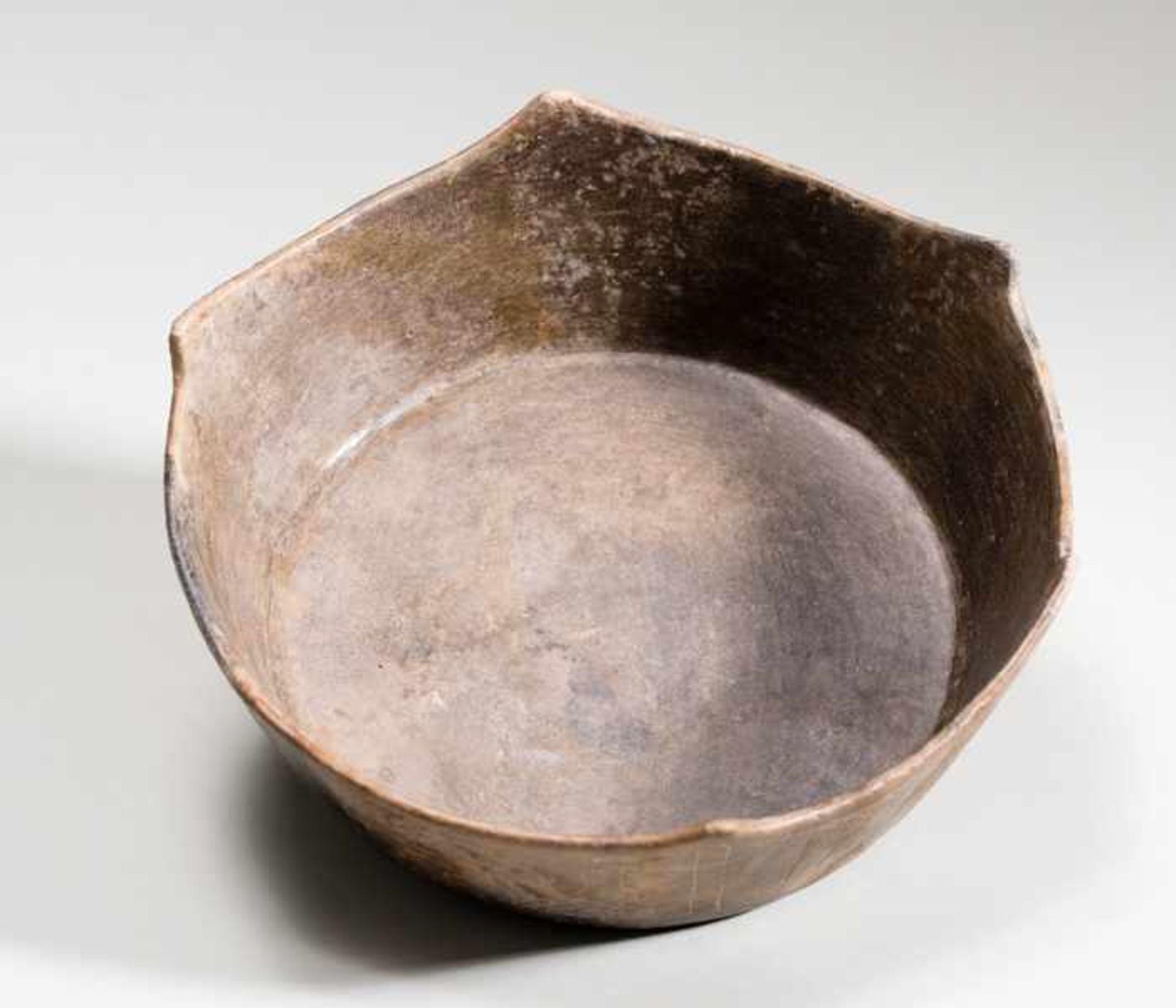 BOWL WITH ANGULAR LIP Terracotta. Chavin, Peru, ca. 500 anteThe lip of this rare, gray-black bowl - Image 3 of 4