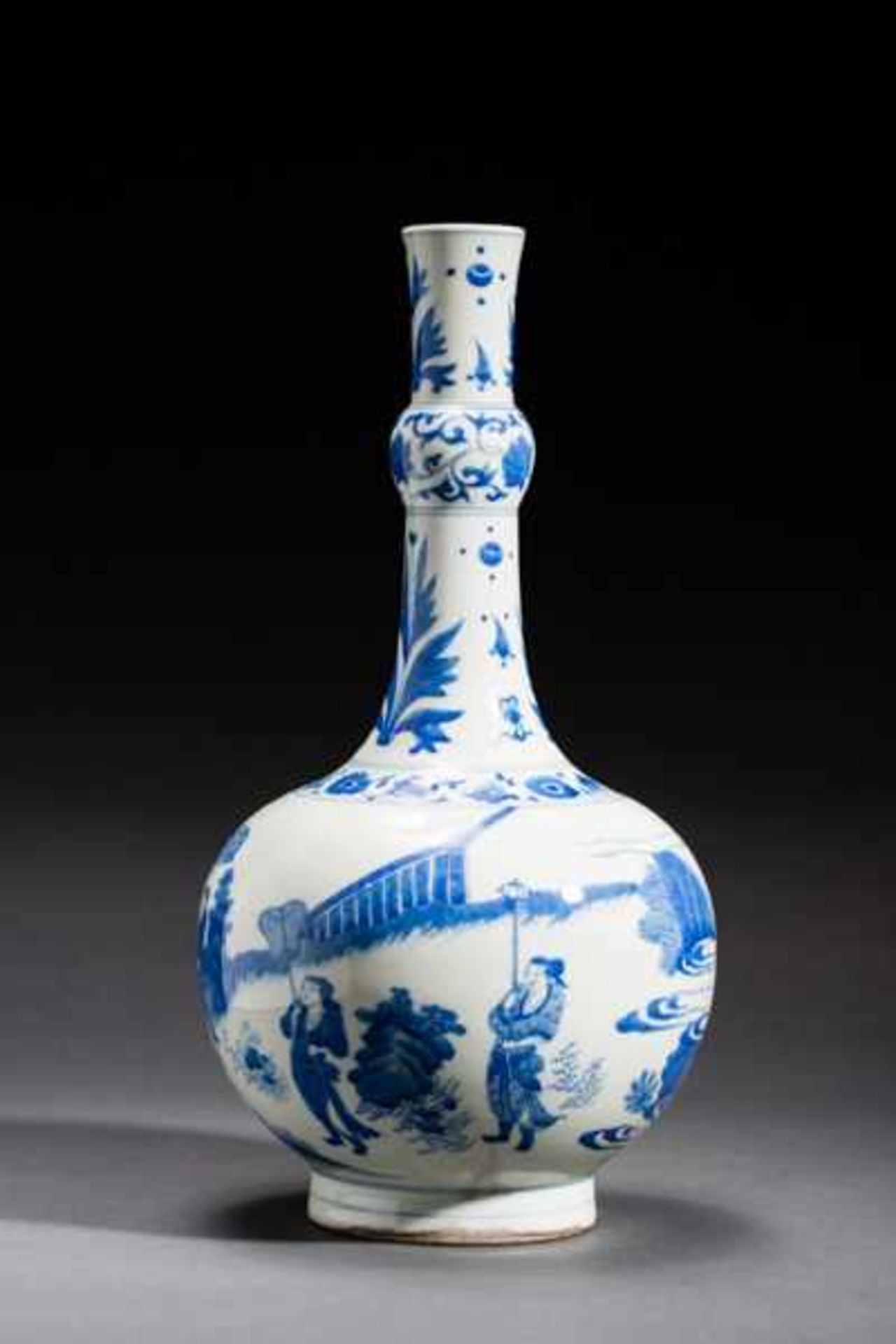 LONG-NECKED VASE WITH COURTLY SCENE AND BLOSSOMS Porcelain with cobalt-blue painting. China, On - Image 2 of 4