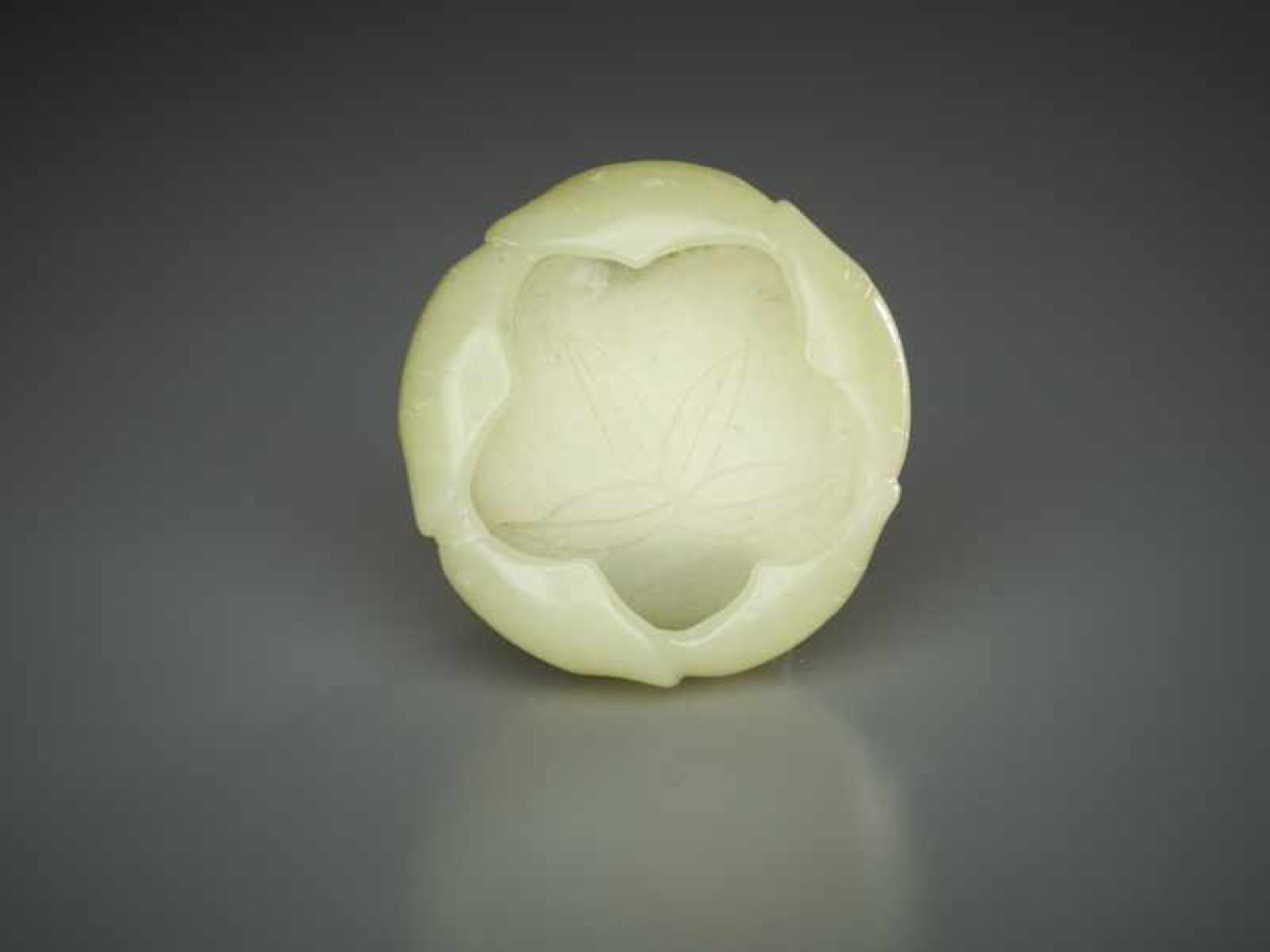 SMALL WATER VESSEL IN LOTUS FORM Jade. China, Qing (1644-1911) to RepublicCircular form of a lotus - Image 2 of 3