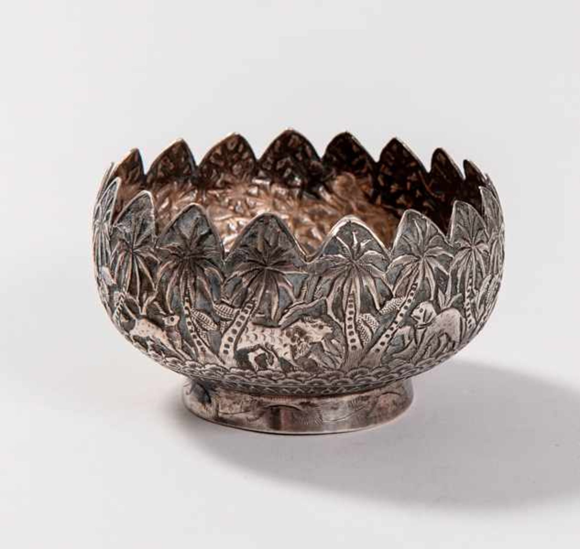 AN APPEALING BOWL Silver alloy. Thailand, first half of the 20th cent.An unusual decoration - Image 2 of 2