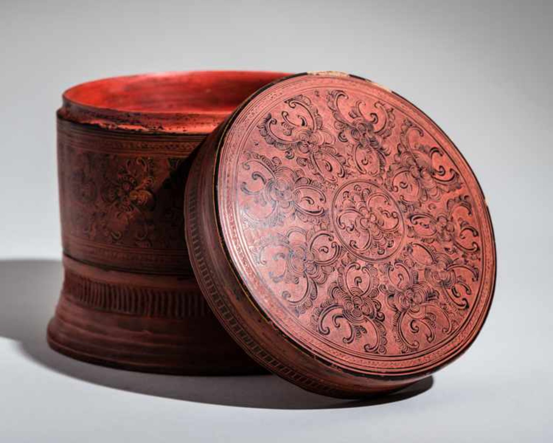 COSMETIC BOX BI-IT Lacquer technique, wood and bamboo. Burma, late Konbaung, 19th cent.A four- - Image 3 of 4