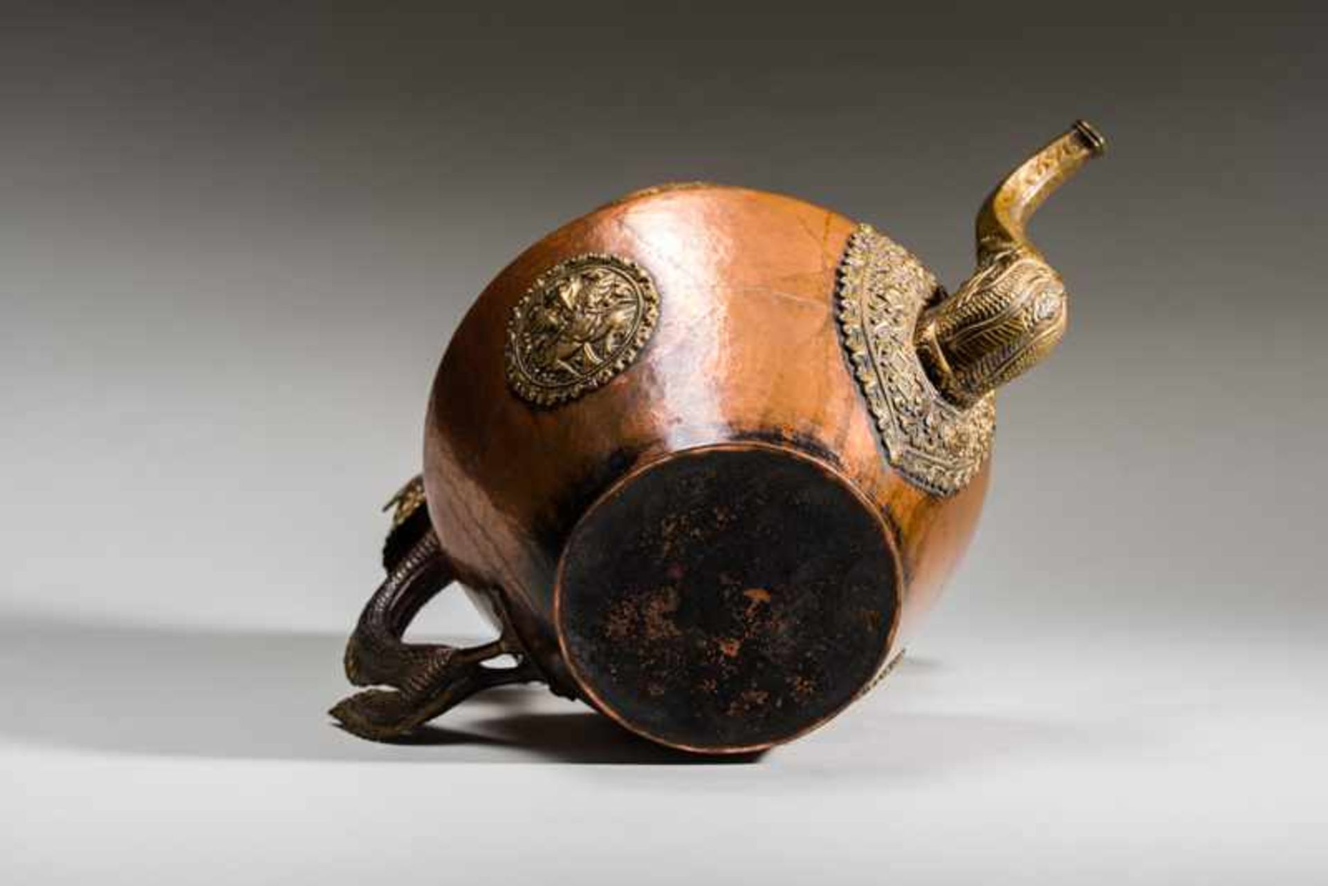 REPRESENTATIVE TEAPOT Copper and brass. Ladakh, 19th cent. to about 1900All parts of this striking - Bild 6 aus 6