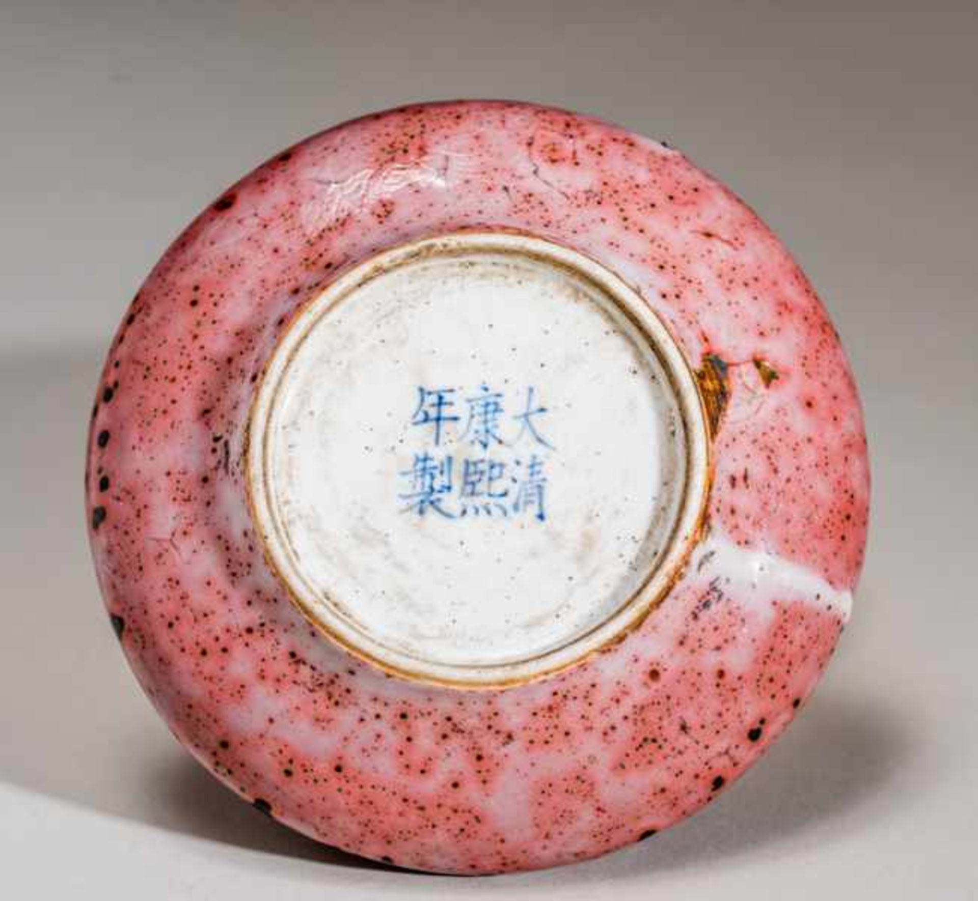 INK WELL FOR CALIGRAPHER Porcelain. China, Qing, 18th to 19th cent.Somewhat high walls; wide, open - Bild 3 aus 5