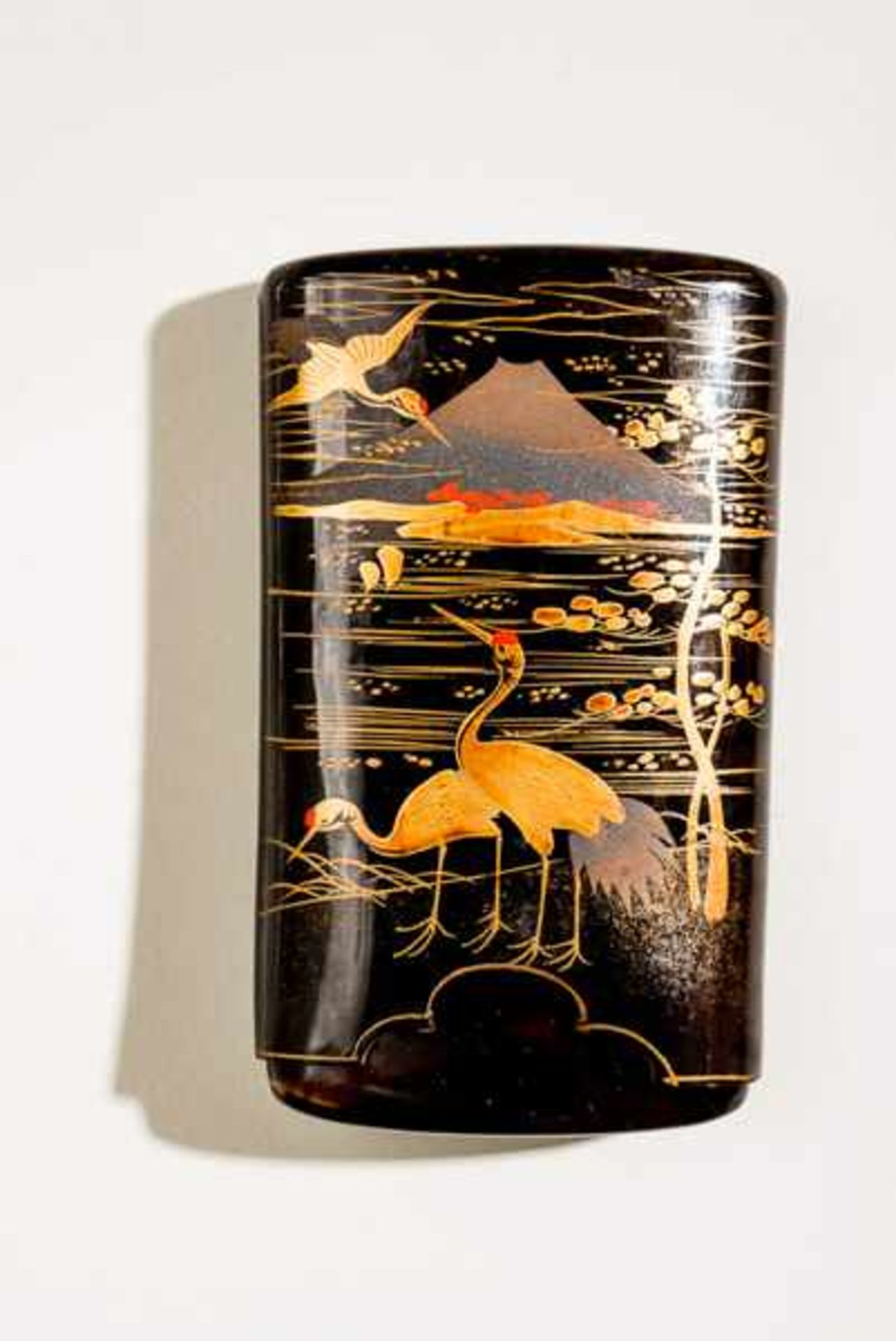 CASE WITH FUJISAN AND CRANES Tortoise shell and lacquer with gold. Japan, 19th cent.Elegantly