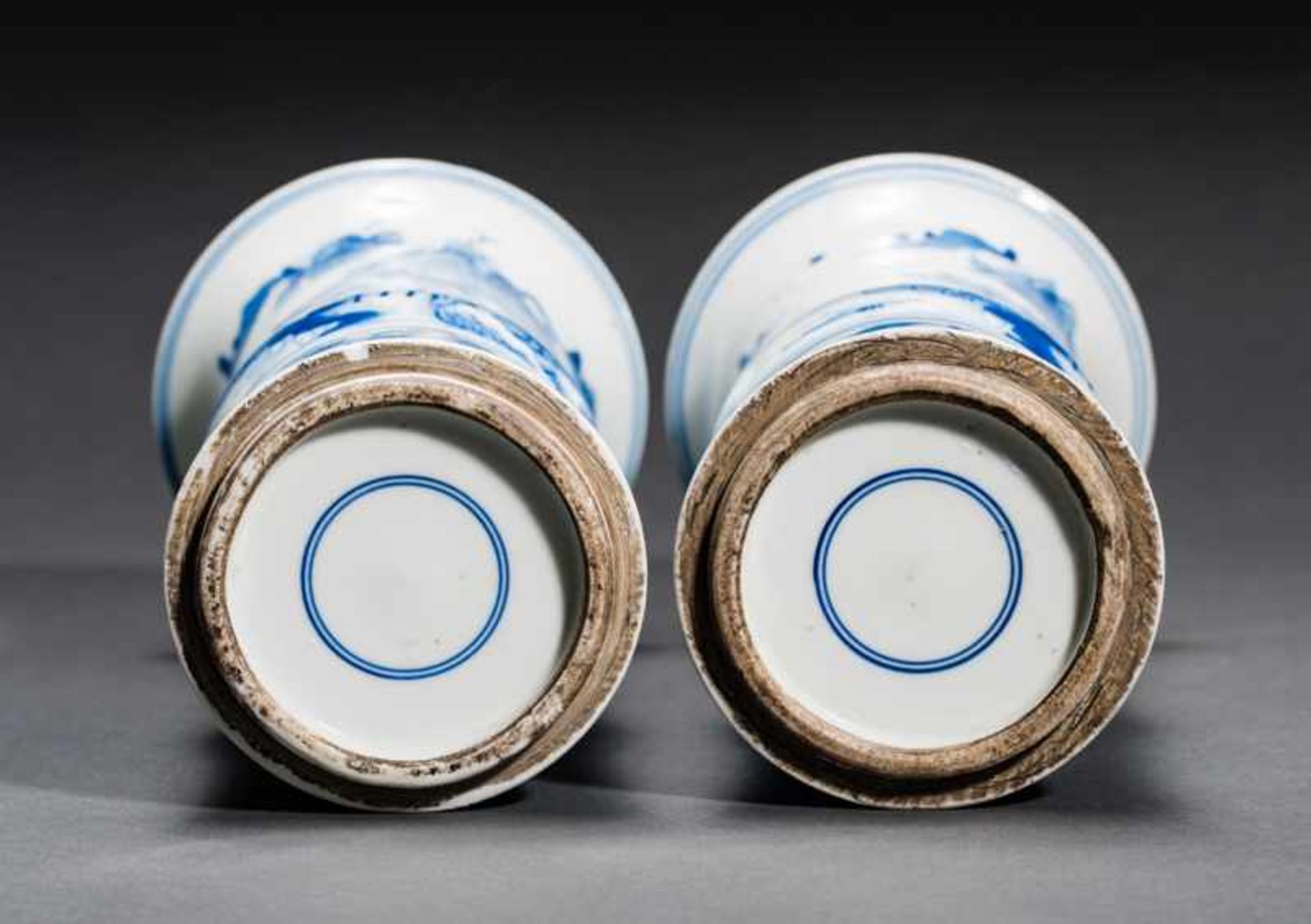 PAIR OF VASES WITH LANDSCAPES Porcelain with cobalt-blue painting. China, Two rouleau-shaped pieces: - Image 4 of 4