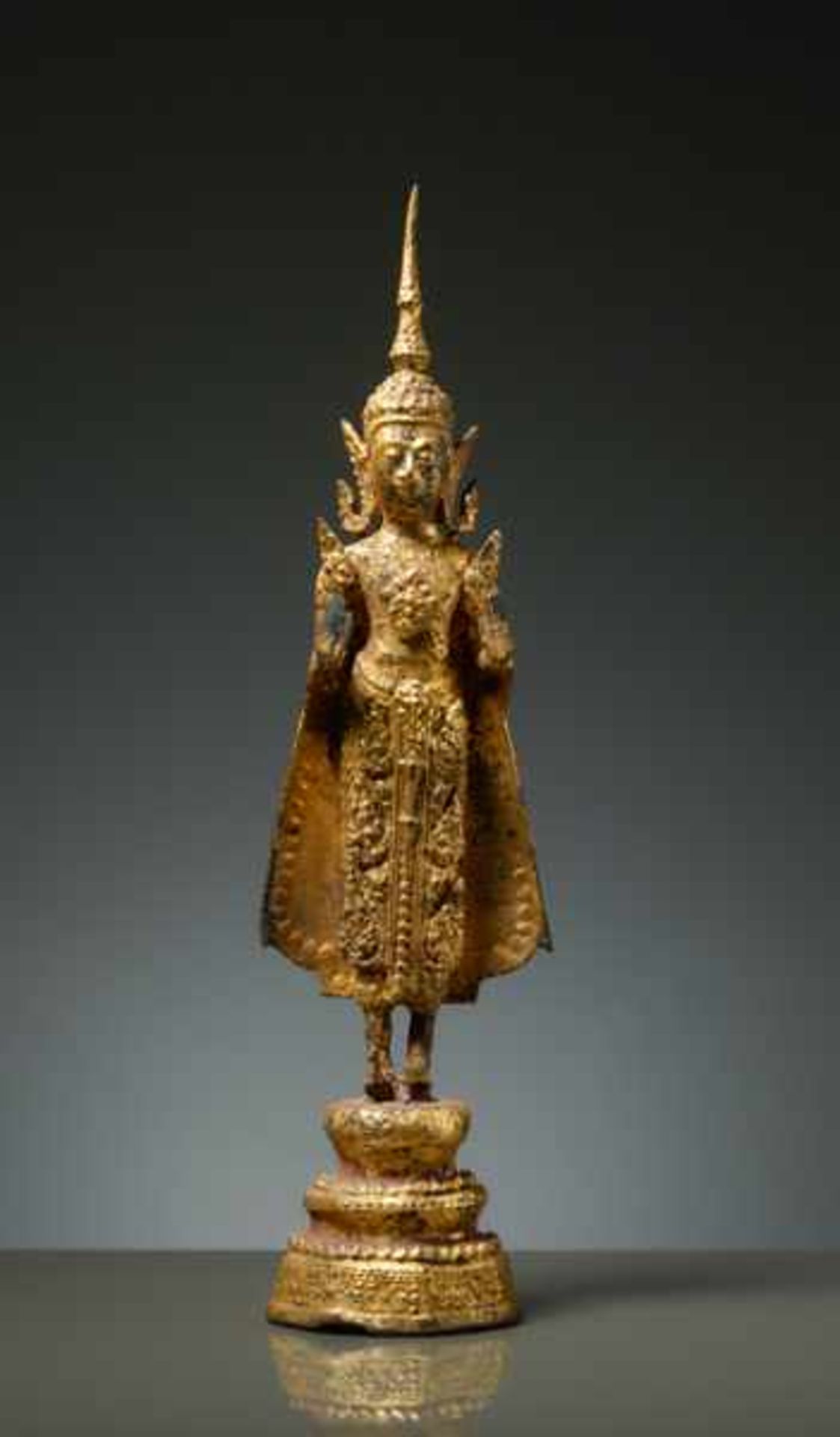 STANDING BUDDHA SHAKYAMUNI Gold-plated lacquer, bronze. Thailand, Ratanakosin, 19th cent.This Buddha